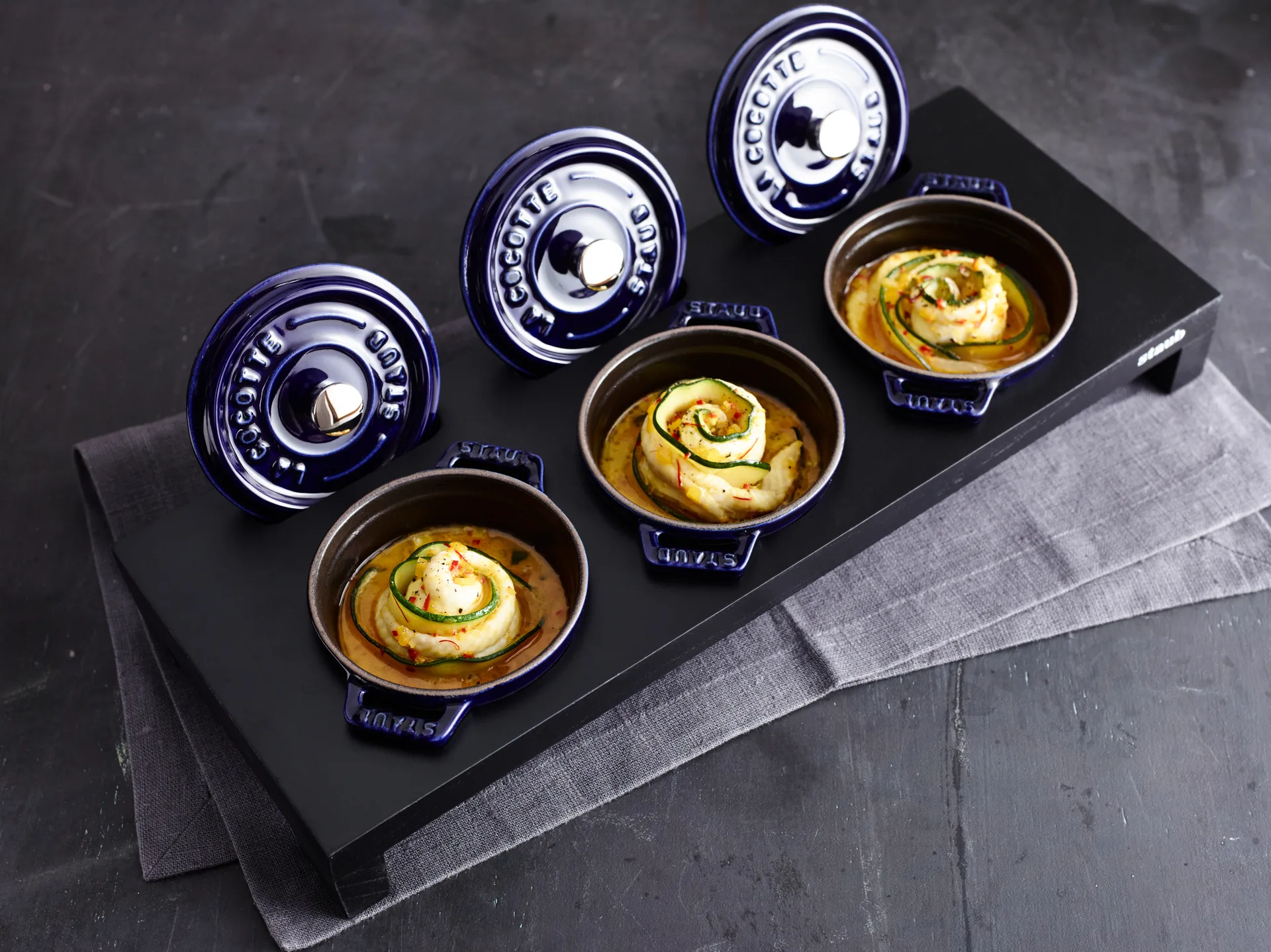 Support de service Staub pour 3 mini cocottes, Noir STAUB