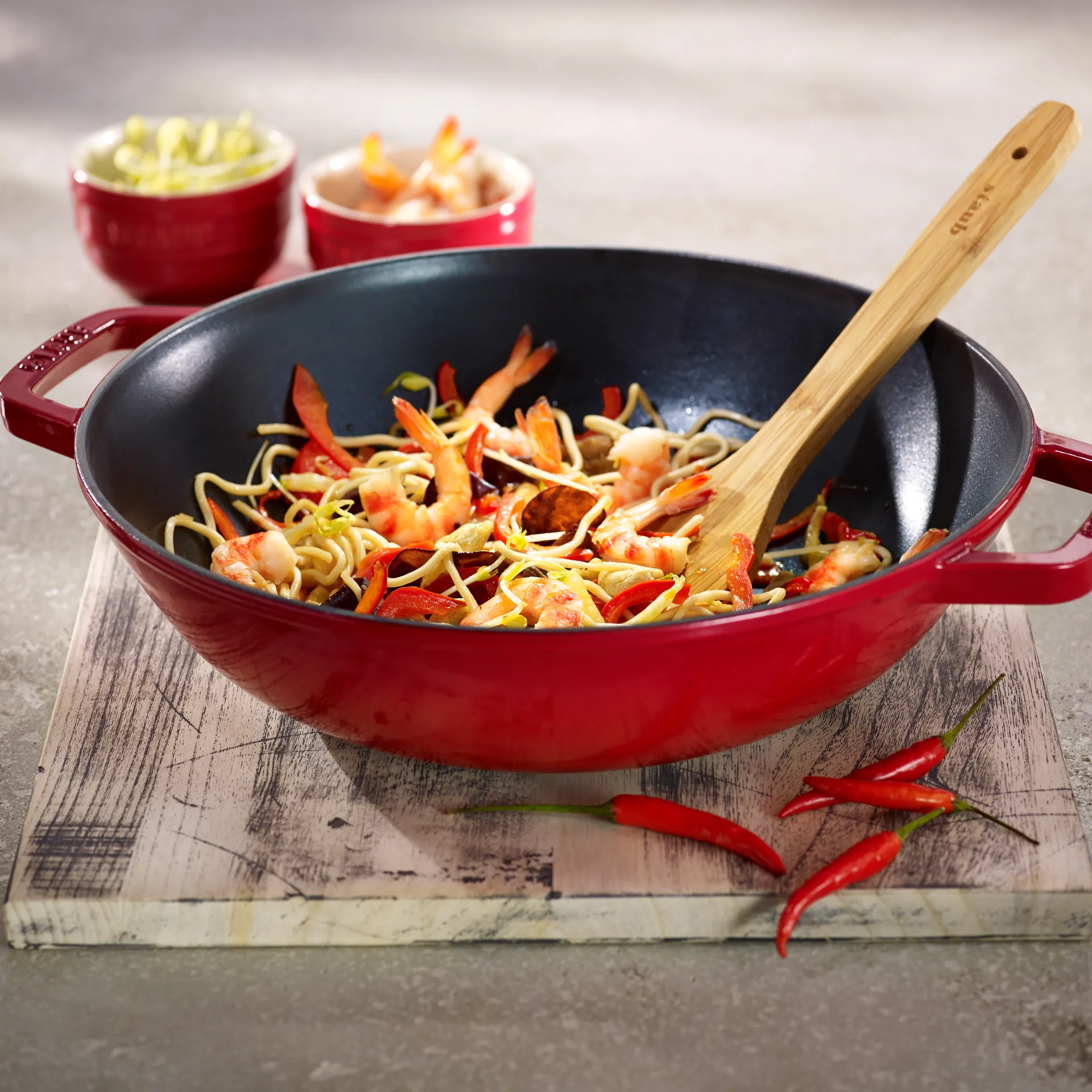 Wok avec couvercle en verre Ø30 cm 4,4 L, Rouge STAUB