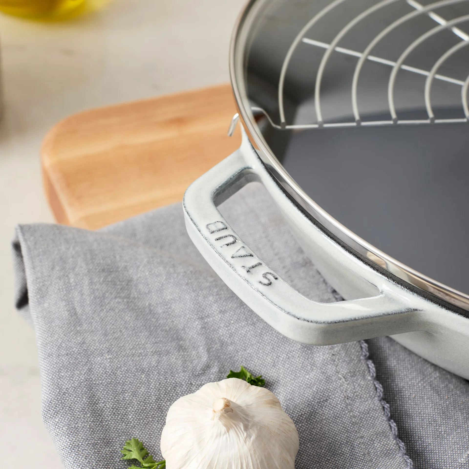 Wok Staub fonte avec couvercle en verre Ø30 cm, White truffle STAUB