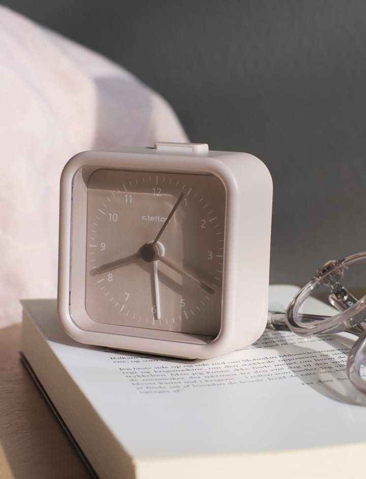 Réveil Okiru, Rose Stelton