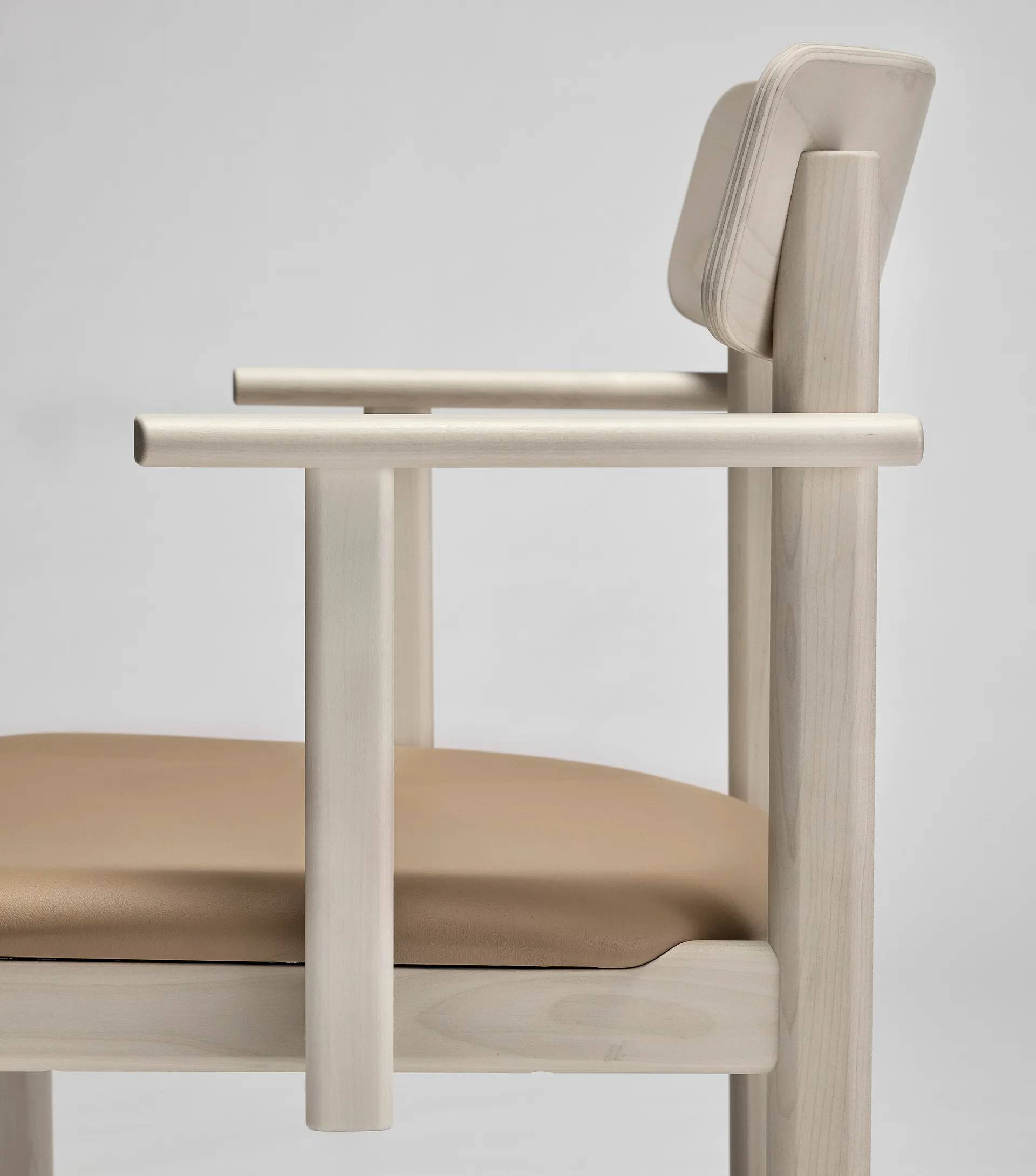 Chaise à accoudoirs Pal, Bouleau clair verni mat - Elmosoft 22030 Stolab