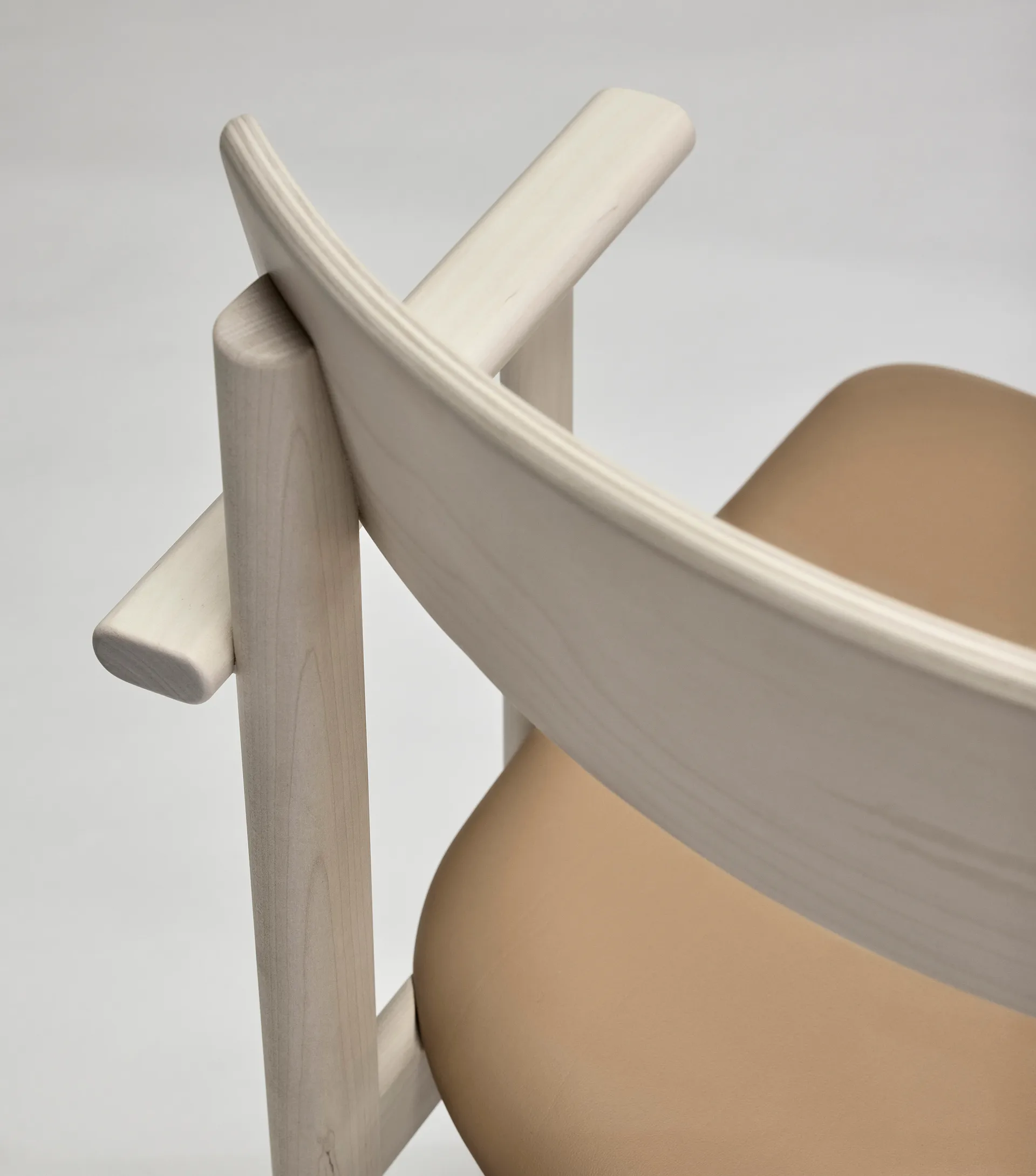 Chaise à accoudoirs Pal, Bouleau clair verni mat - Elmosoft 22030 Stolab