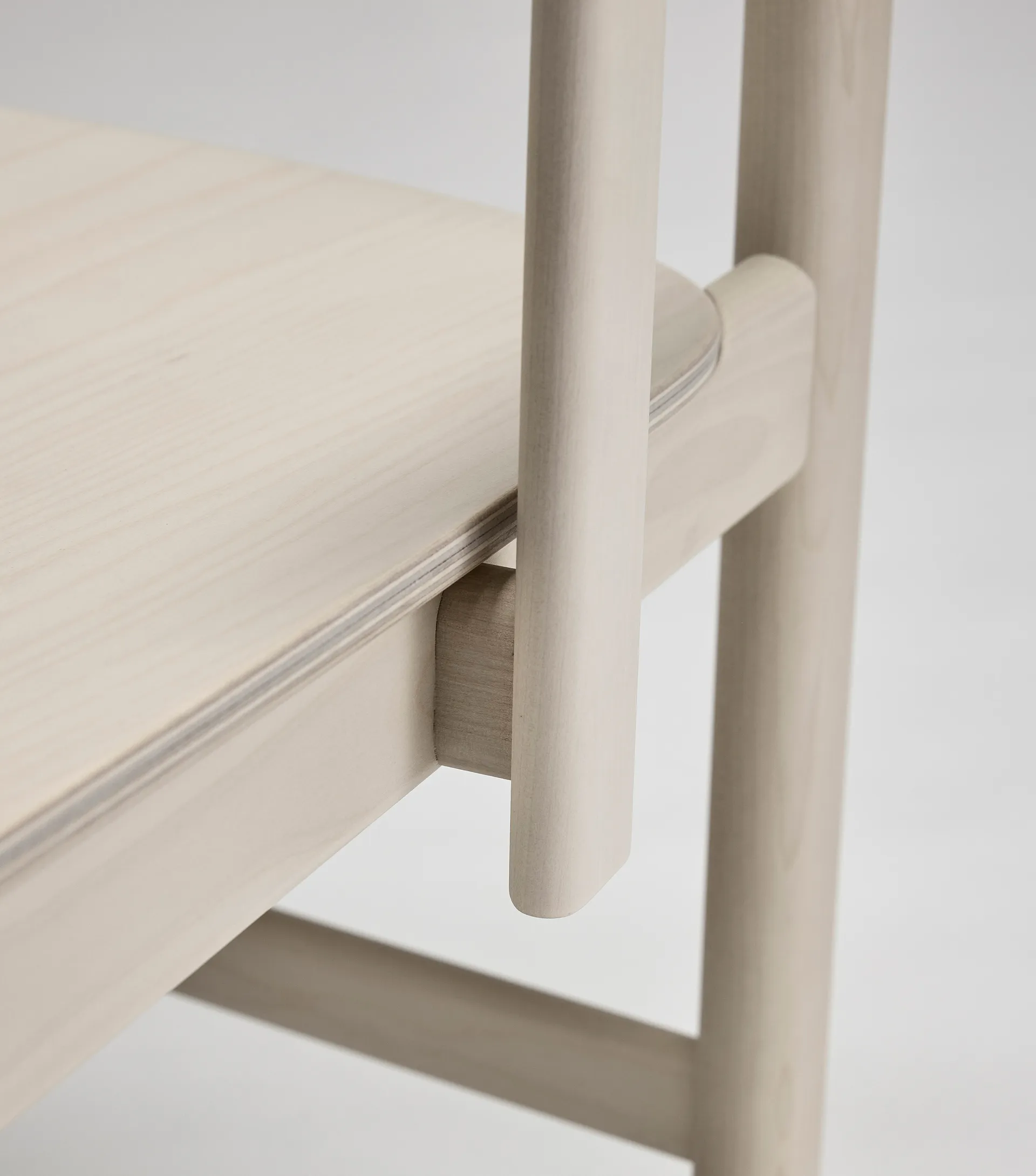 Chaise à accoudoirs Pal, Bouleau clair verni mat Stolab