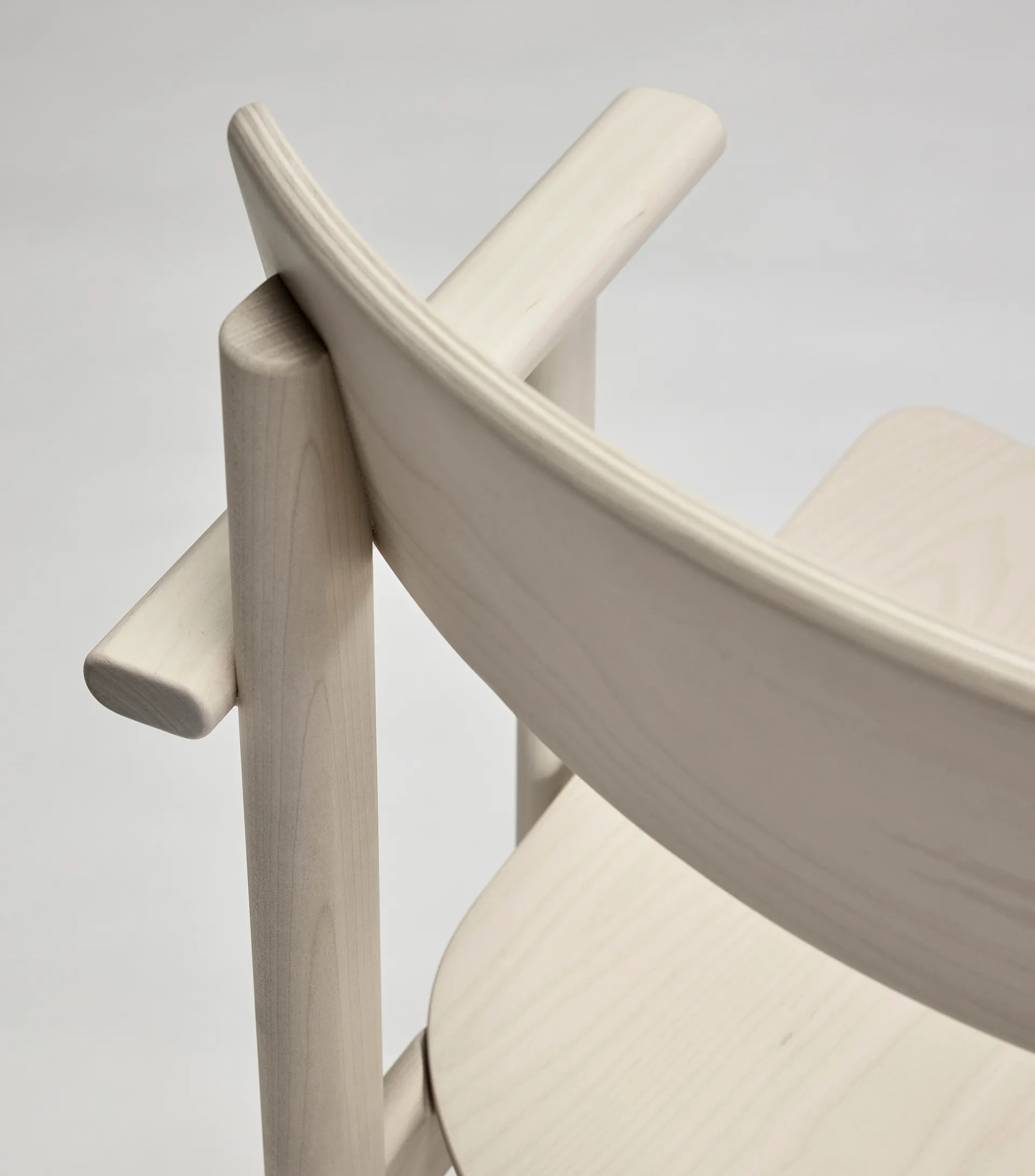 Chaise à accoudoirs Pal, Bouleau clair verni mat Stolab