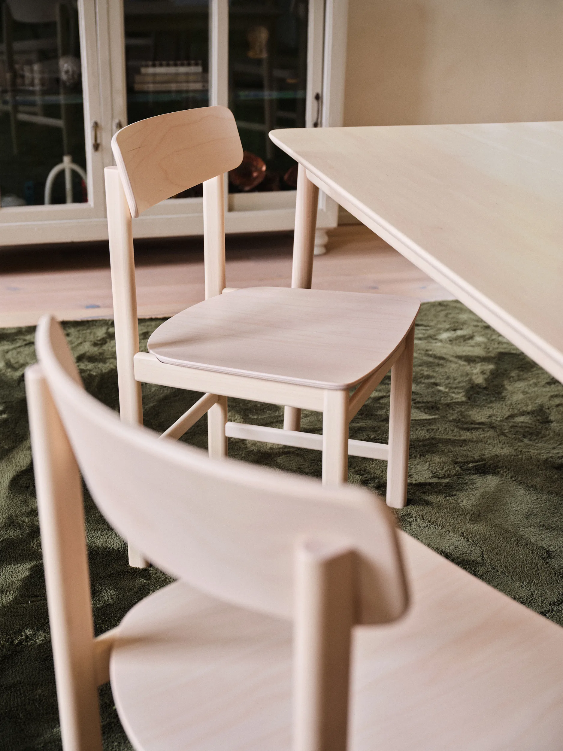 Chaise à accoudoirs Pal, Bouleau clair verni mat Stolab