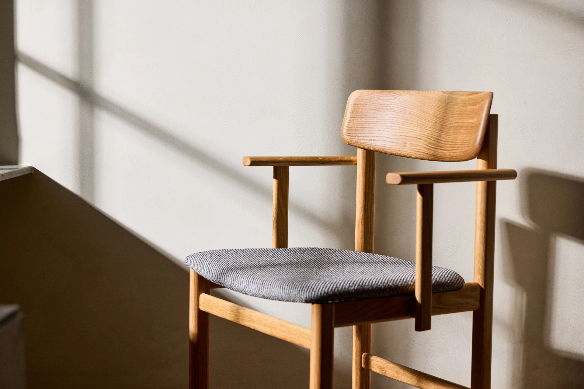 Chaise à accoudoirs Pal, Chêne naturel huilé - Tornado V3576 Stolab