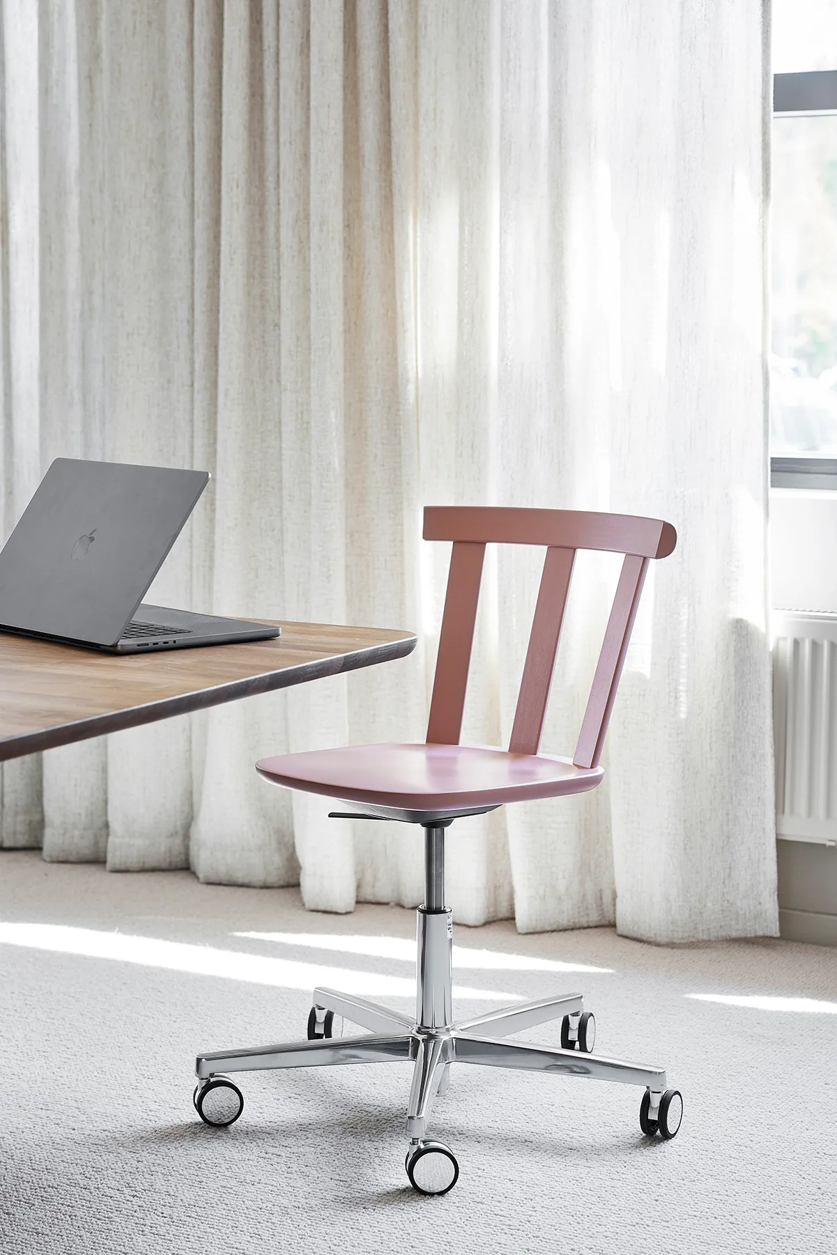 Chaise Alt sur pied pivotant avec assise rembourrée en bouleau, Vidar 4, 633 pink-mauve 27 Stolab