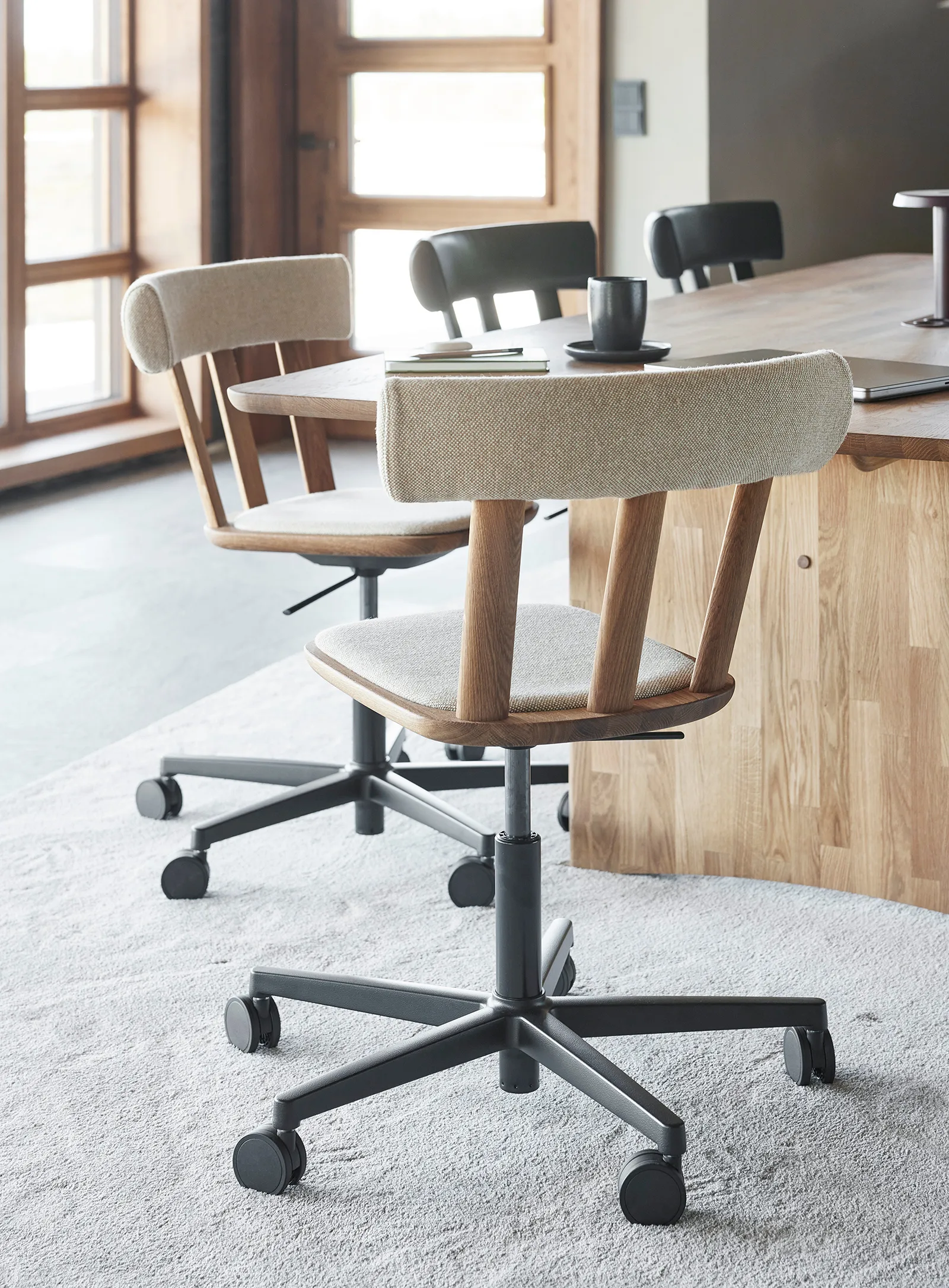 Chaise Alt sur pied pivotant avec assise rembourrée en chêne, Hallingdal 65-220-huile naturelle Stolab