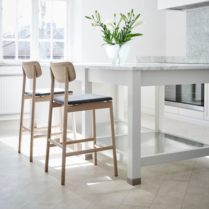 Chaise de bar Prima Vista, tissu blues 9833 noir, structure en bouleau huilé blanc Stolab