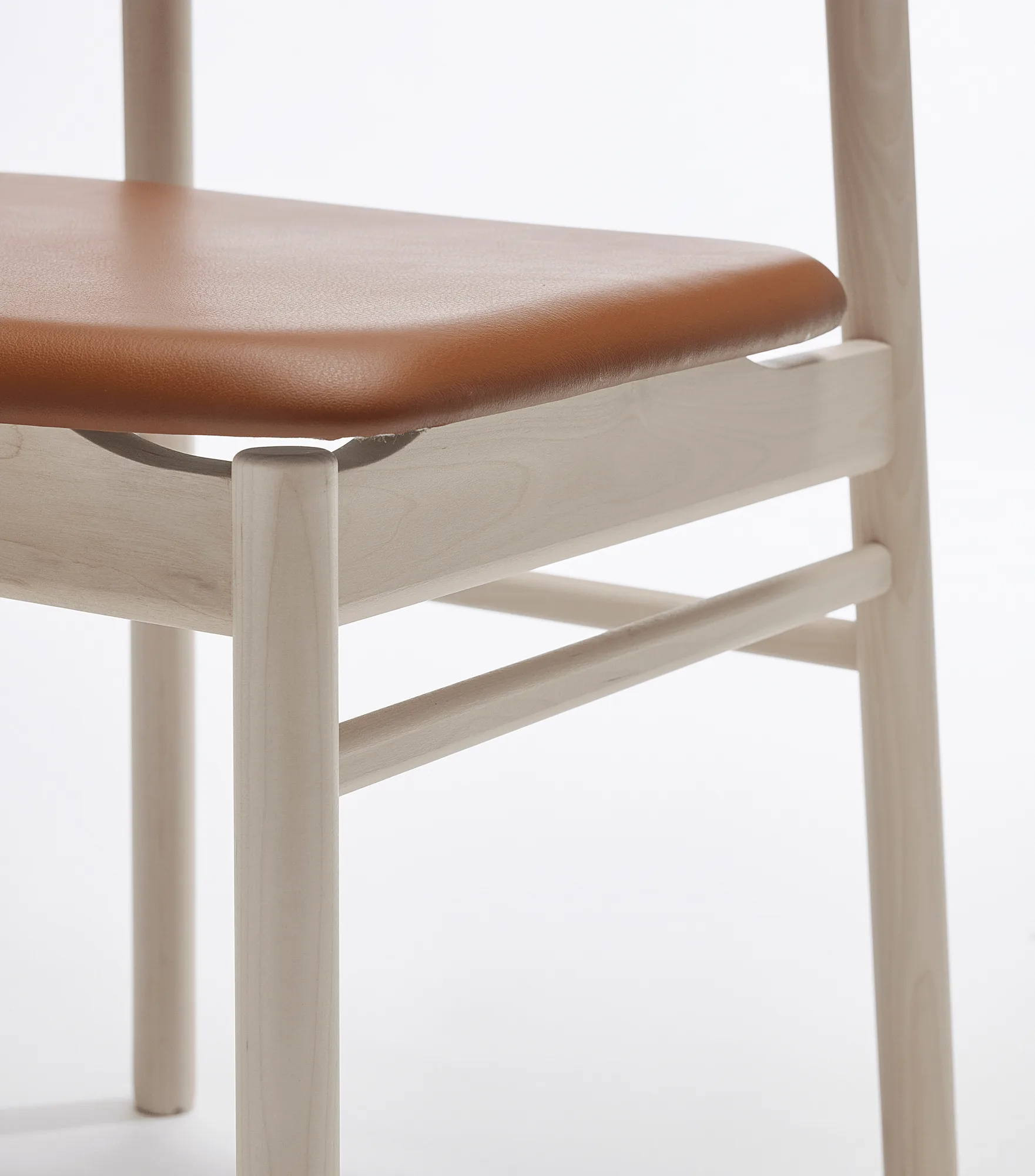 Chaise Prima Vista en bouleau huilé blanc, Cuir Elmosoft 43807 cognac Stolab