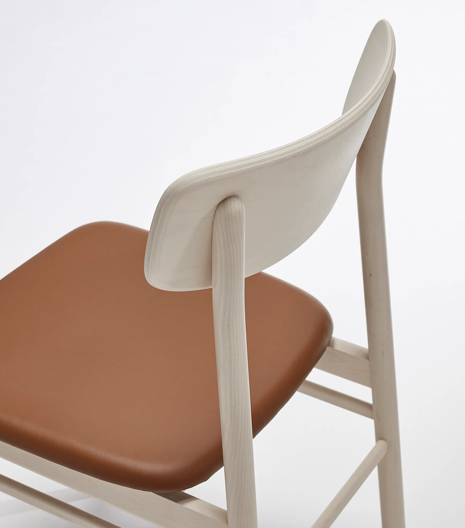 Chaise Prima Vista en bouleau huilé blanc, Cuir Elmosoft 43807 cognac Stolab
