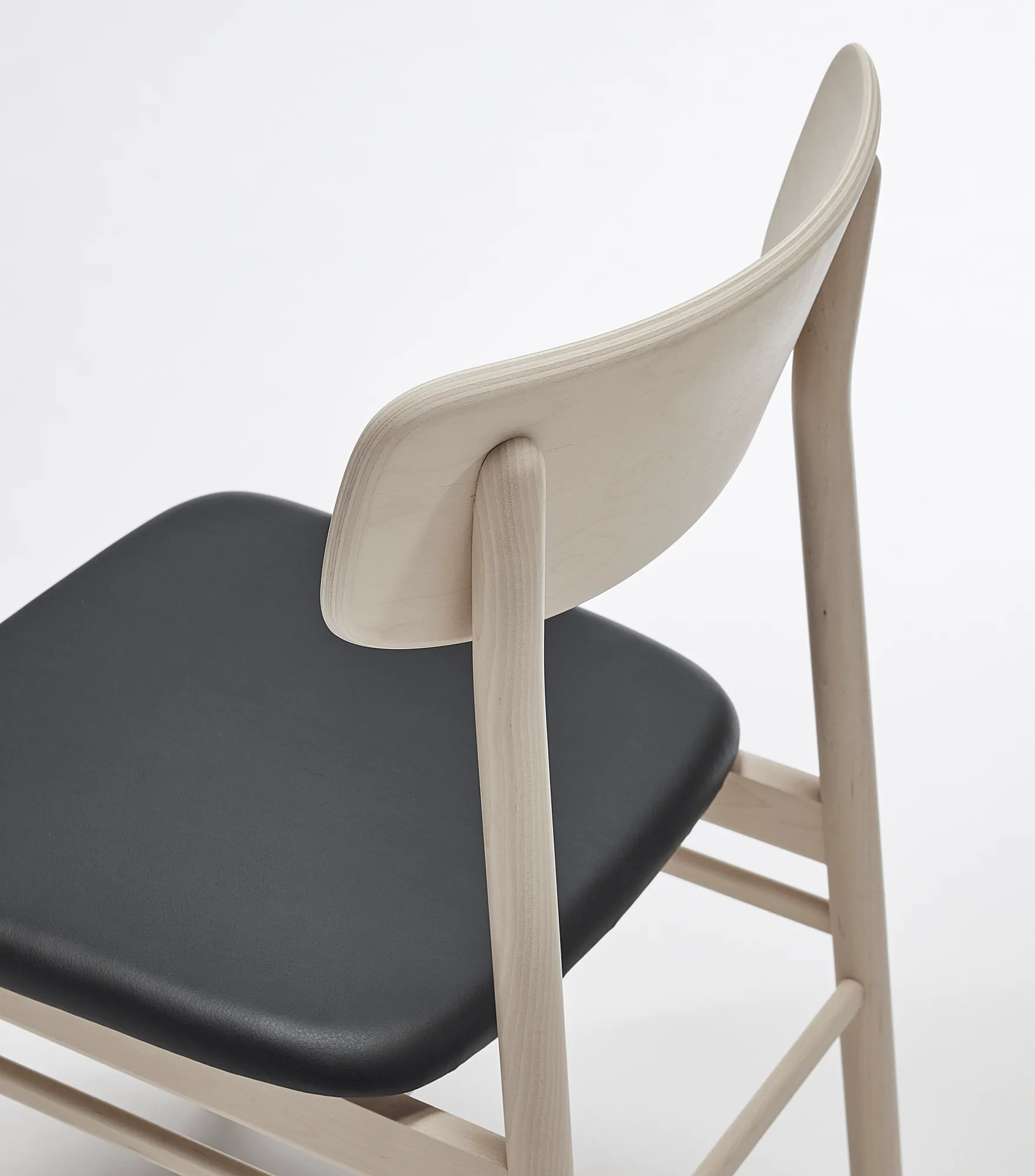 Chaise Prima Vista en bouleau huilé blanc, Cuir Elmosoft 99001 noir Stolab