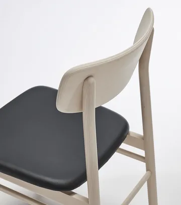 Chaise Prima Vista en bouleau huilé blanc - Cuir Elmosoft 99001 noir - Stolab