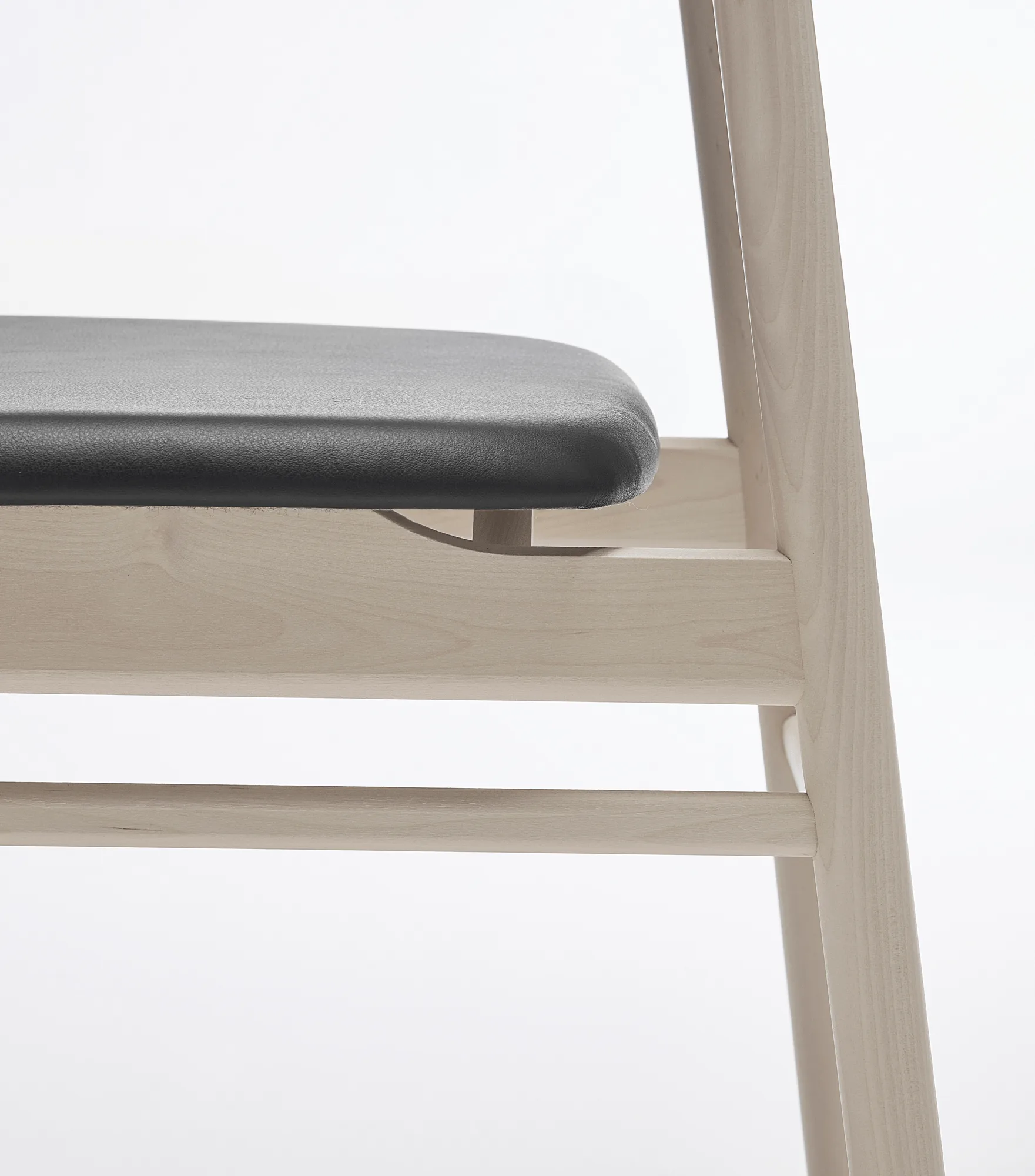 Chaise Prima Vista en bouleau huilé blanc, Cuir Elmosoft 99001 noir Stolab
