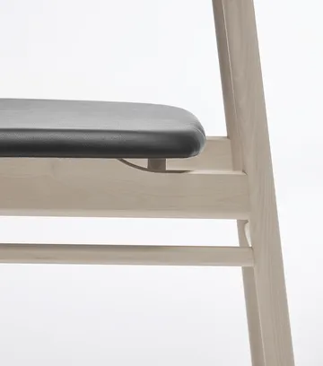 Chaise Prima Vista en bouleau huilé blanc - Cuir Elmosoft 99001 noir - Stolab