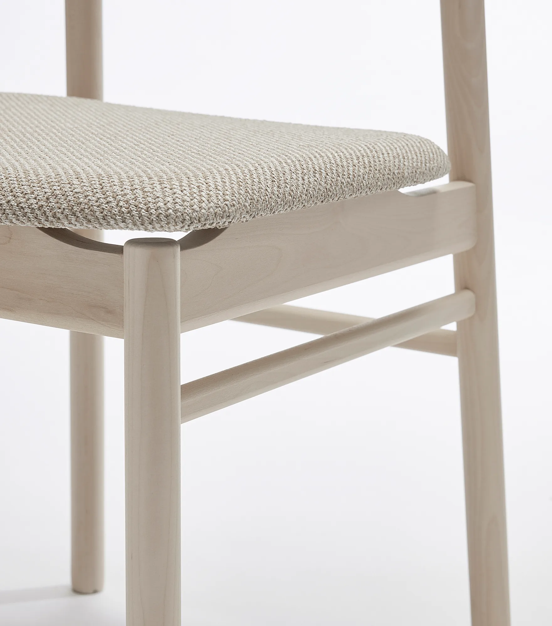 Chaise Prima Vista en bouleau huilé blanc, Tissu Atto Driftwood V3576/01 gris Stolab