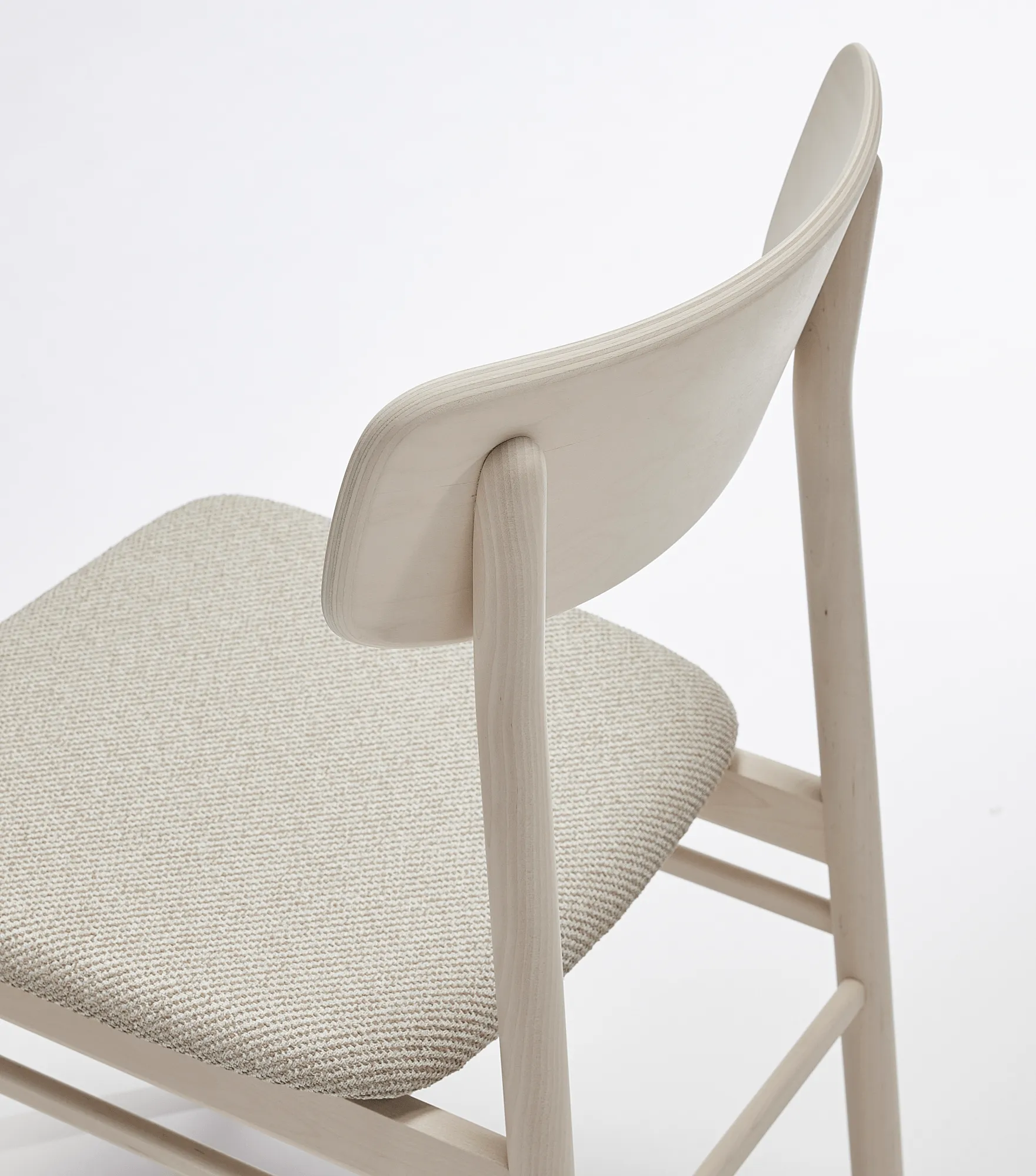 Chaise Prima Vista en bouleau huilé blanc, Tissu Atto Driftwood V3576/01 gris Stolab