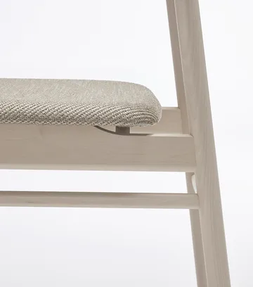Chaise Prima Vista en bouleau huilé blanc - Tissu Atto Driftwood V3576/01 gris - Stolab