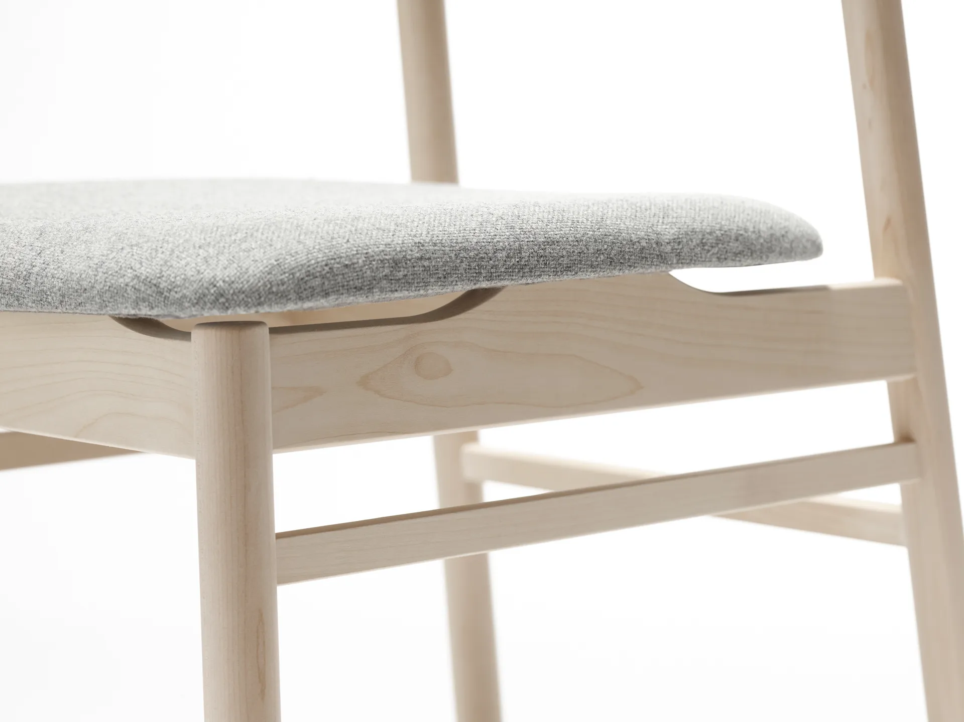 Chaise Prima Vista en bouleau huilé blanc, Tissu hallingdal 65-130 gris Stolab