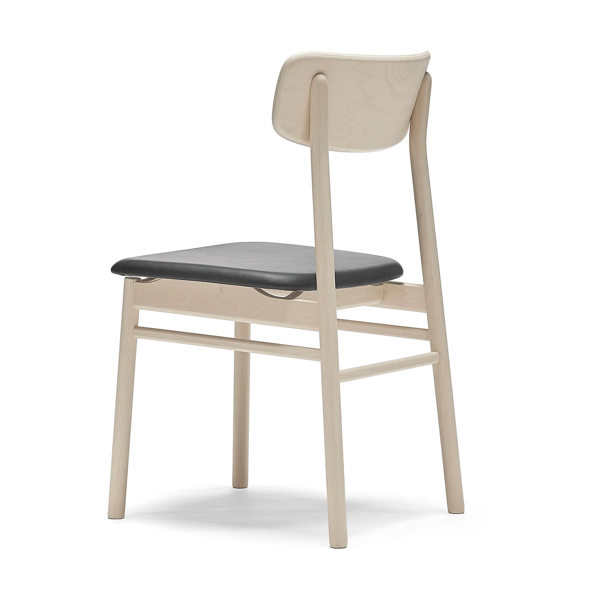 Chaise Prima Vista en bouleau laqué mat clair, Cuir Elmosoft VII 99001 noir Stolab