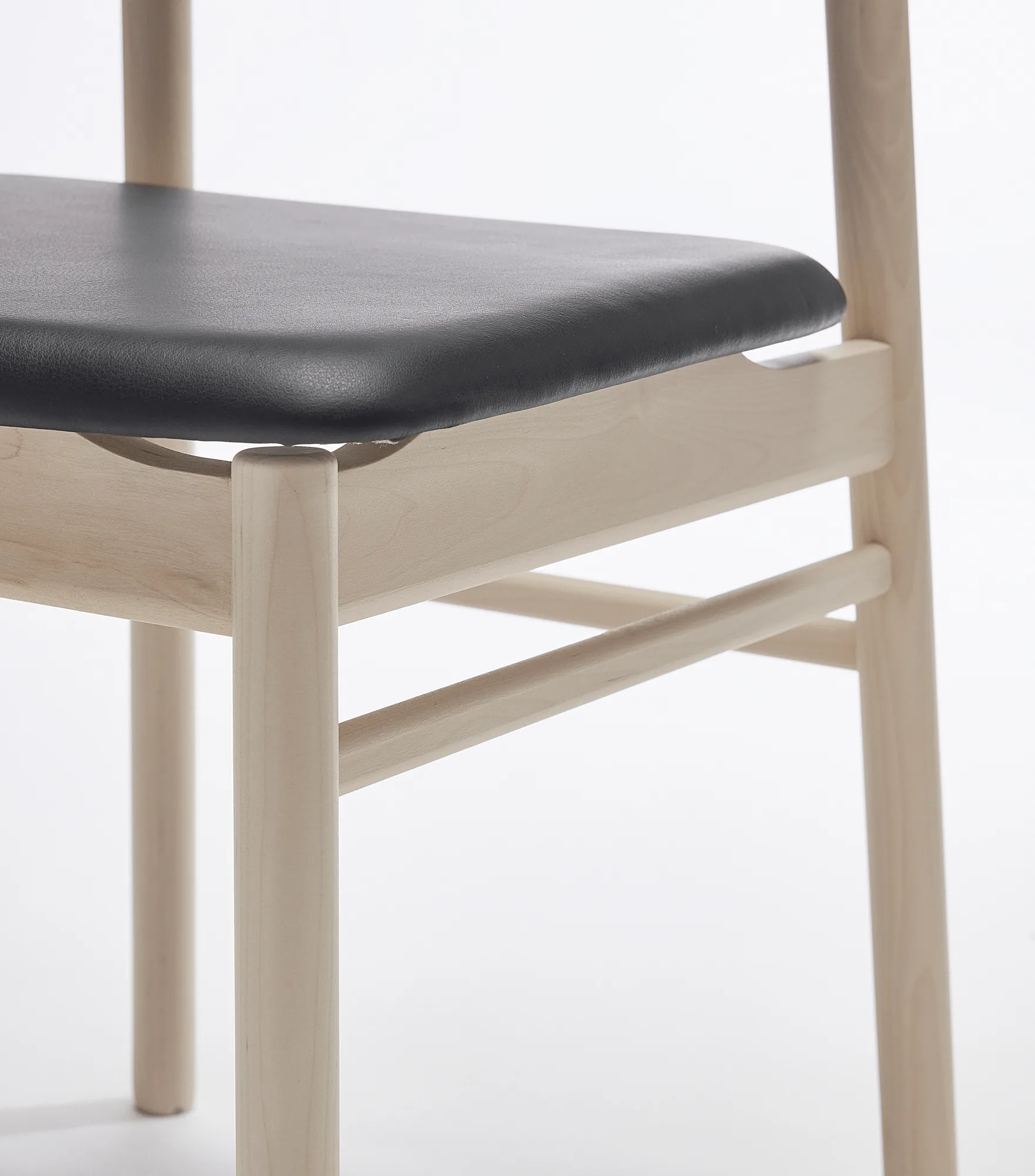 Chaise Prima Vista en bouleau laqué mat clair, Cuir Elmosoft VII 99001 noir Stolab