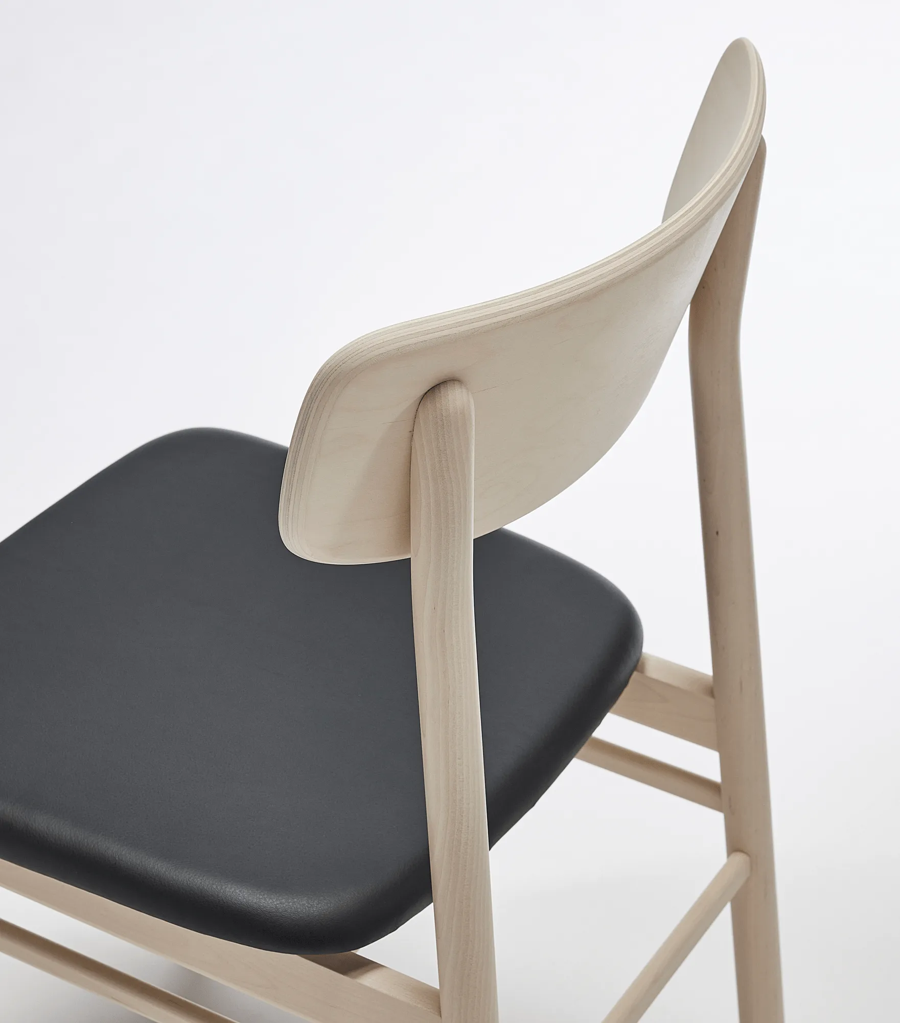 Chaise Prima Vista en bouleau laqué mat clair, Cuir Elmosoft VII 99001 noir Stolab