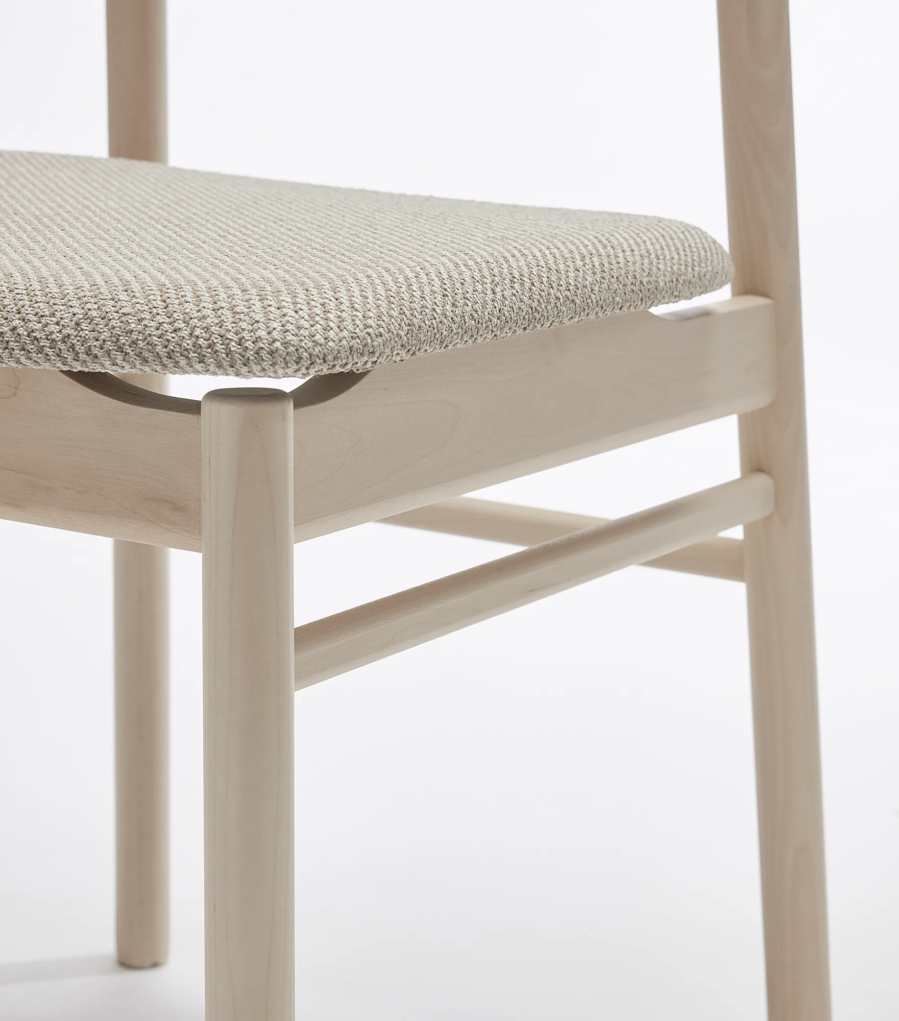 Chaise Prima Vista en bouleau laqué mat clair, Tissu Atto Driftwood V3576/01 gris Stolab