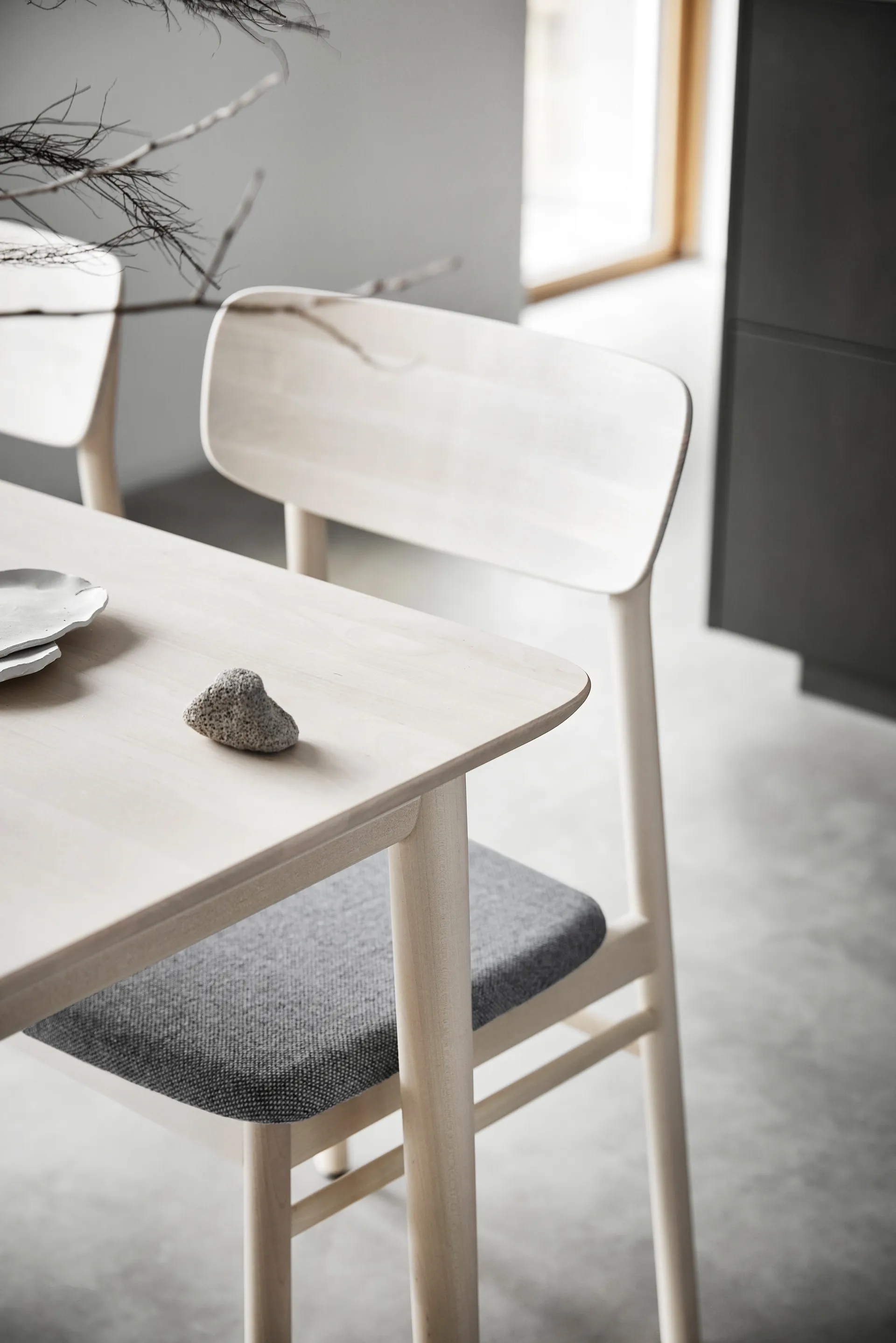 Chaise Prima Vista en bouleau laqué mat clair, Tissu hallingdal 65-130 gris Stolab