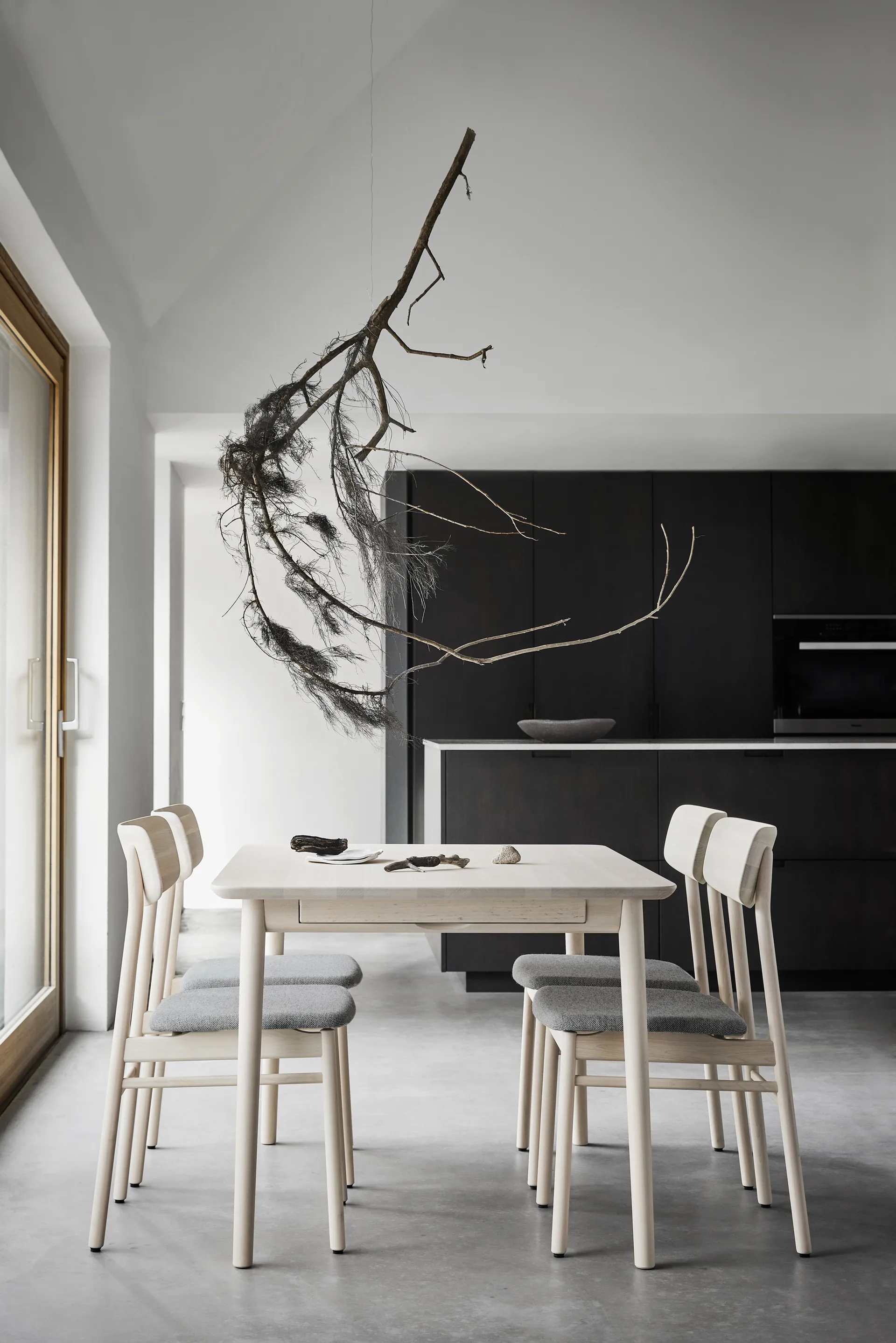 Chaise Prima Vista en bouleau laqué mat clair, Tissu hallingdal 65-130 gris Stolab