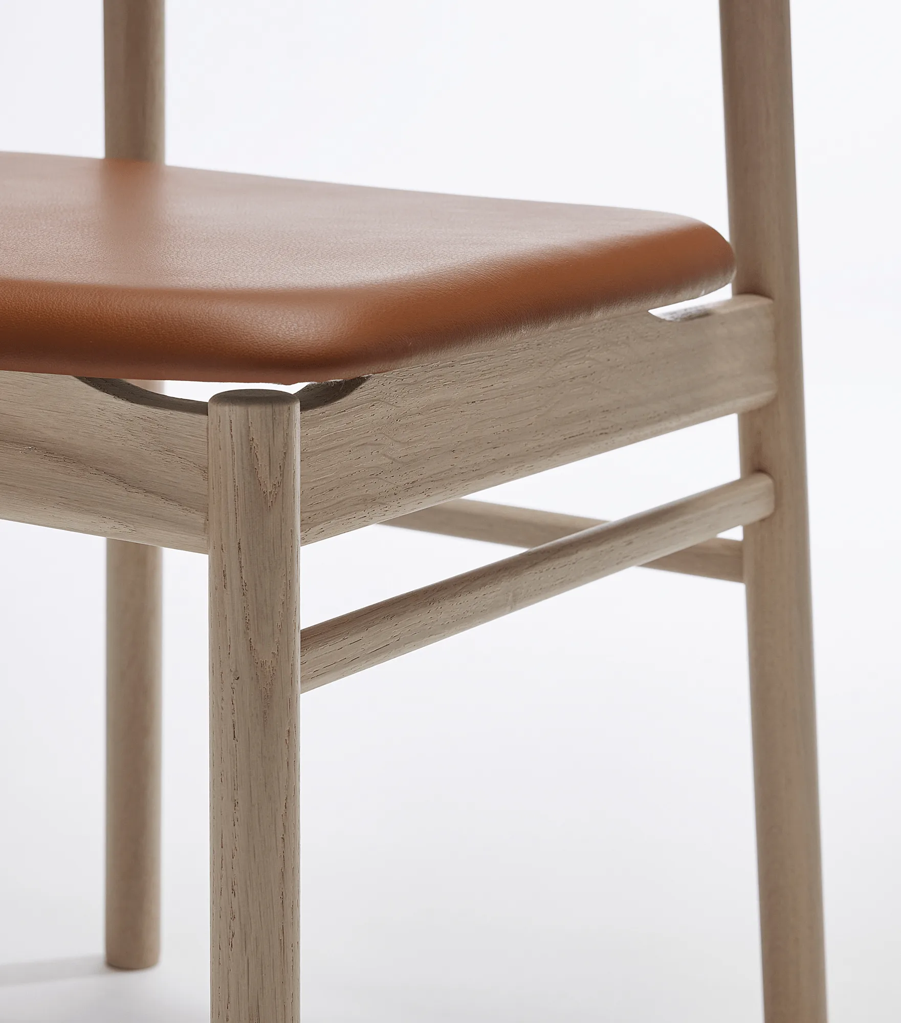 Chaise Prima Vista en chêne blanc huilé, Cuir Elmosoft 43807 cognac Stolab