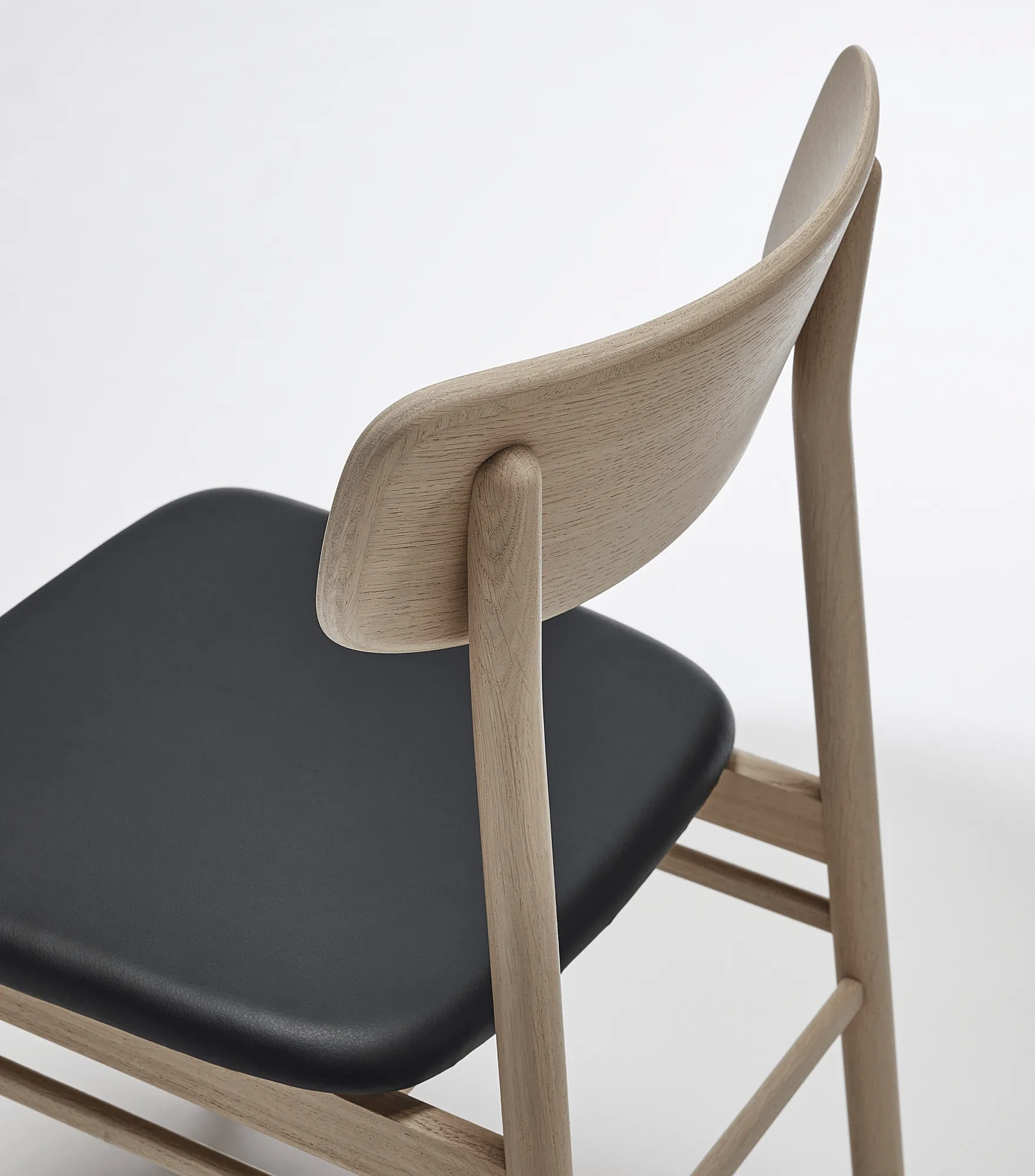 Chaise Prima Vista en chêne blanc huilé, Cuir Elmosoft 99001 noir Stolab
