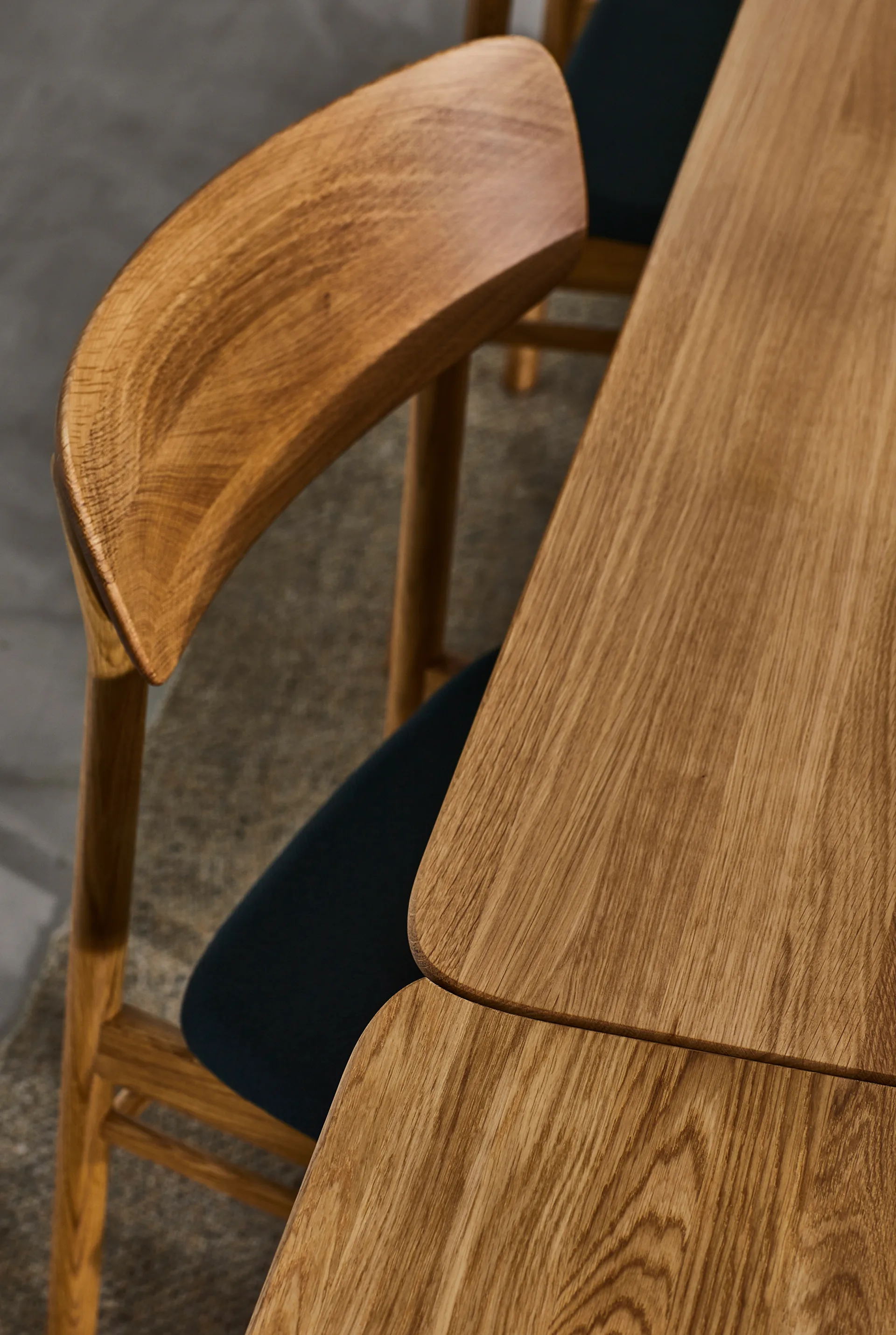 Chaise Prima Vista en chêne huilé, Cuir elmotique 99001 noir Stolab