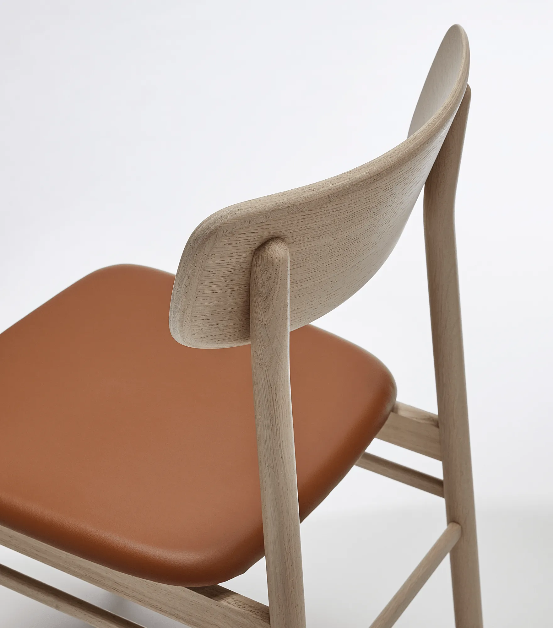 Chaise Prima Vista en chêne laqué mat clair, Cuir Elmosoft 43807 cognac Stolab