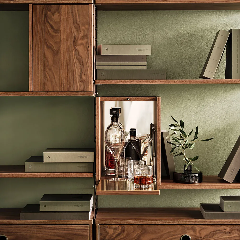 Armoire à schnaps String, noyer, porte intérieure en acier inoxydable, dos en verre miroir String