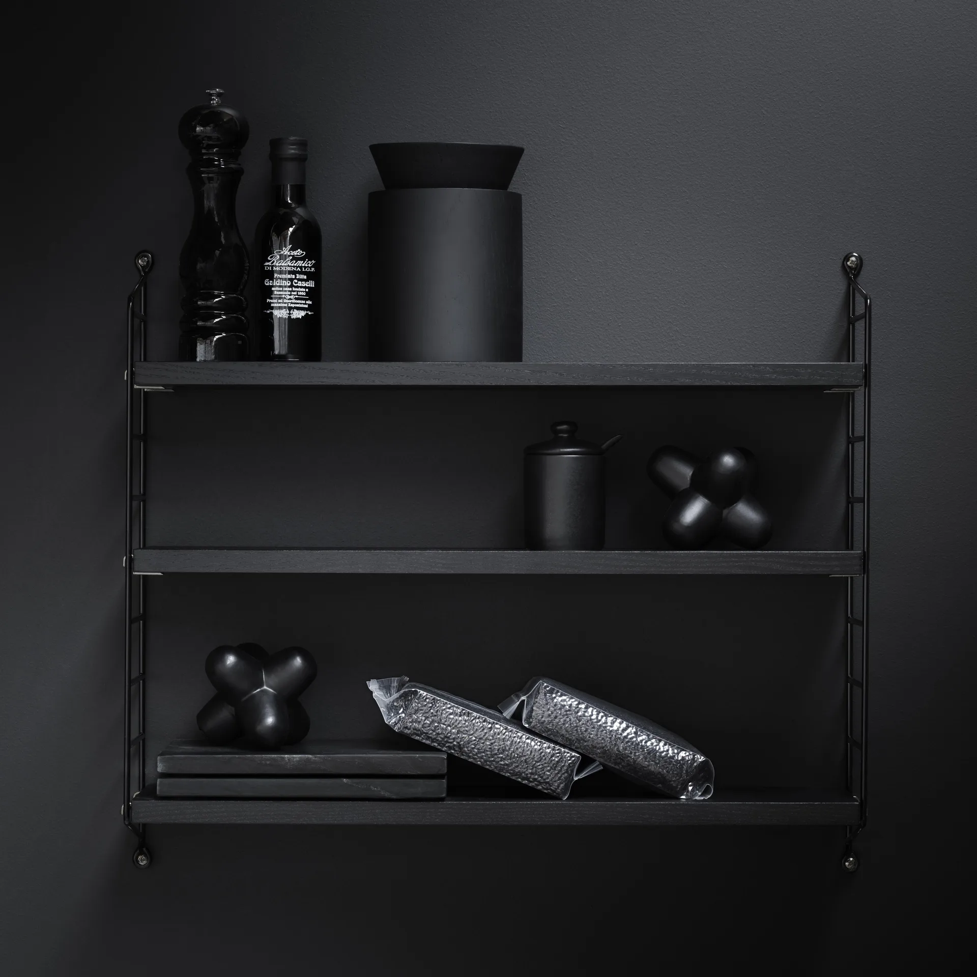 Étagère String Pocket frêne teinté noir, frêne teinté noir String