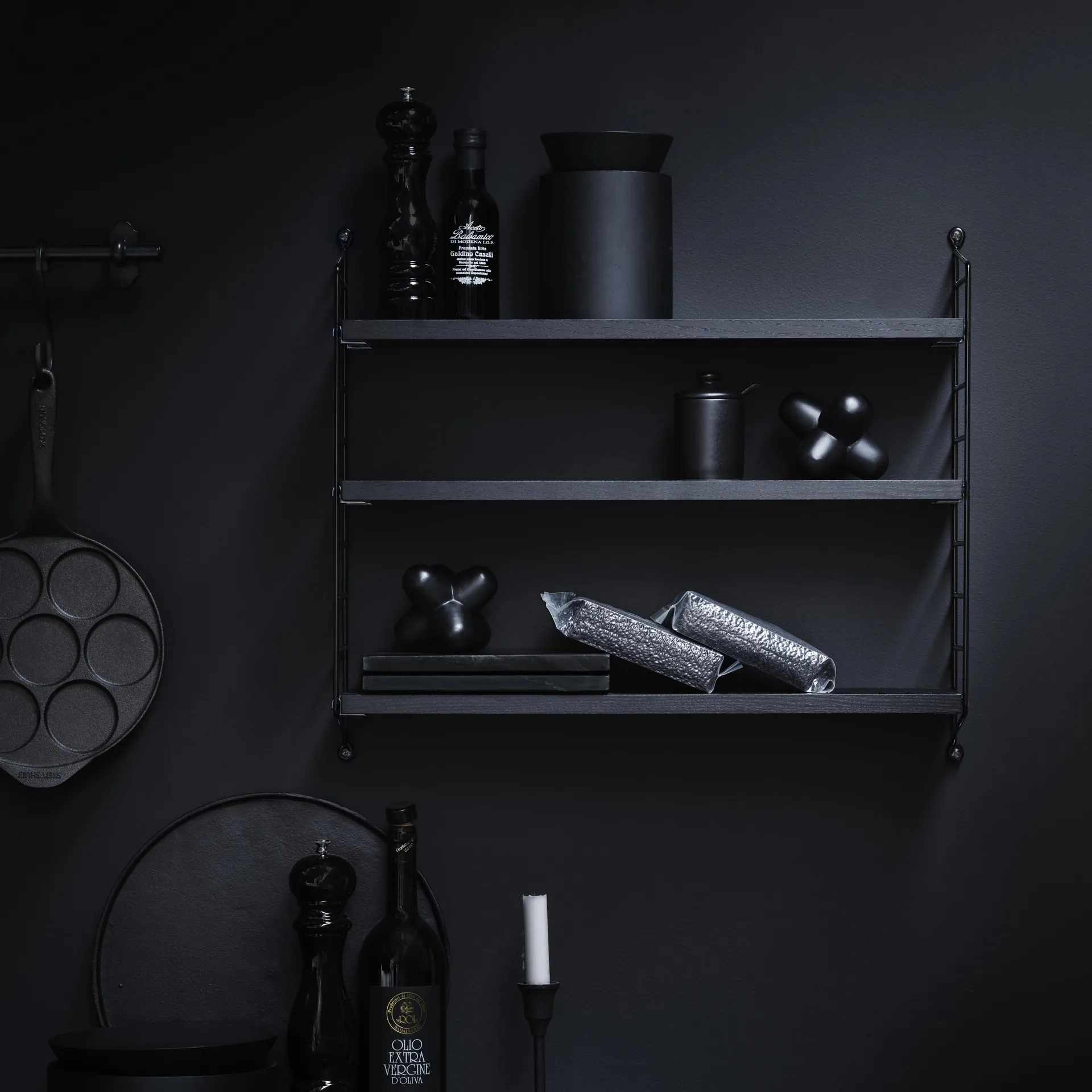 Étagère String Pocket frêne teinté noir, frêne teinté noir String