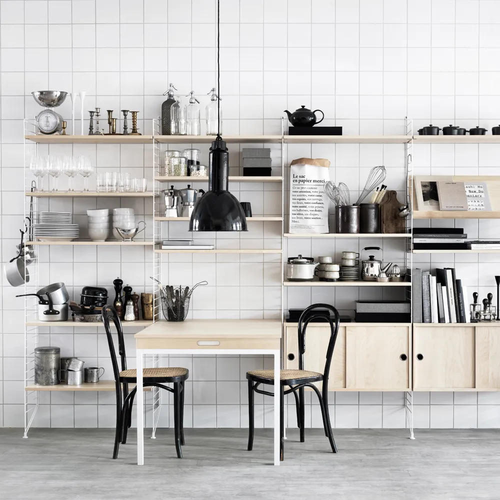 Table pliante String, Frêne lasuré noir-pieds en métal noir String