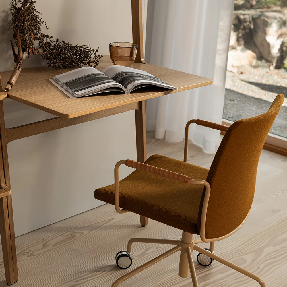 Chaise de bureau Stella réglable en hauteur, cuir elmosoft 33004 marron, chrome, aucune inclinaison au dos
 Swedese