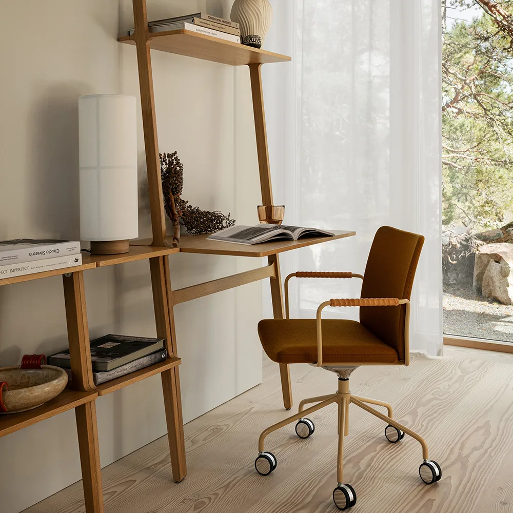 Chaise de bureau Stella réglable en hauteur, cuir elmosoft 33004 marron, chrome, aucune inclinaison au dos
 Swedese