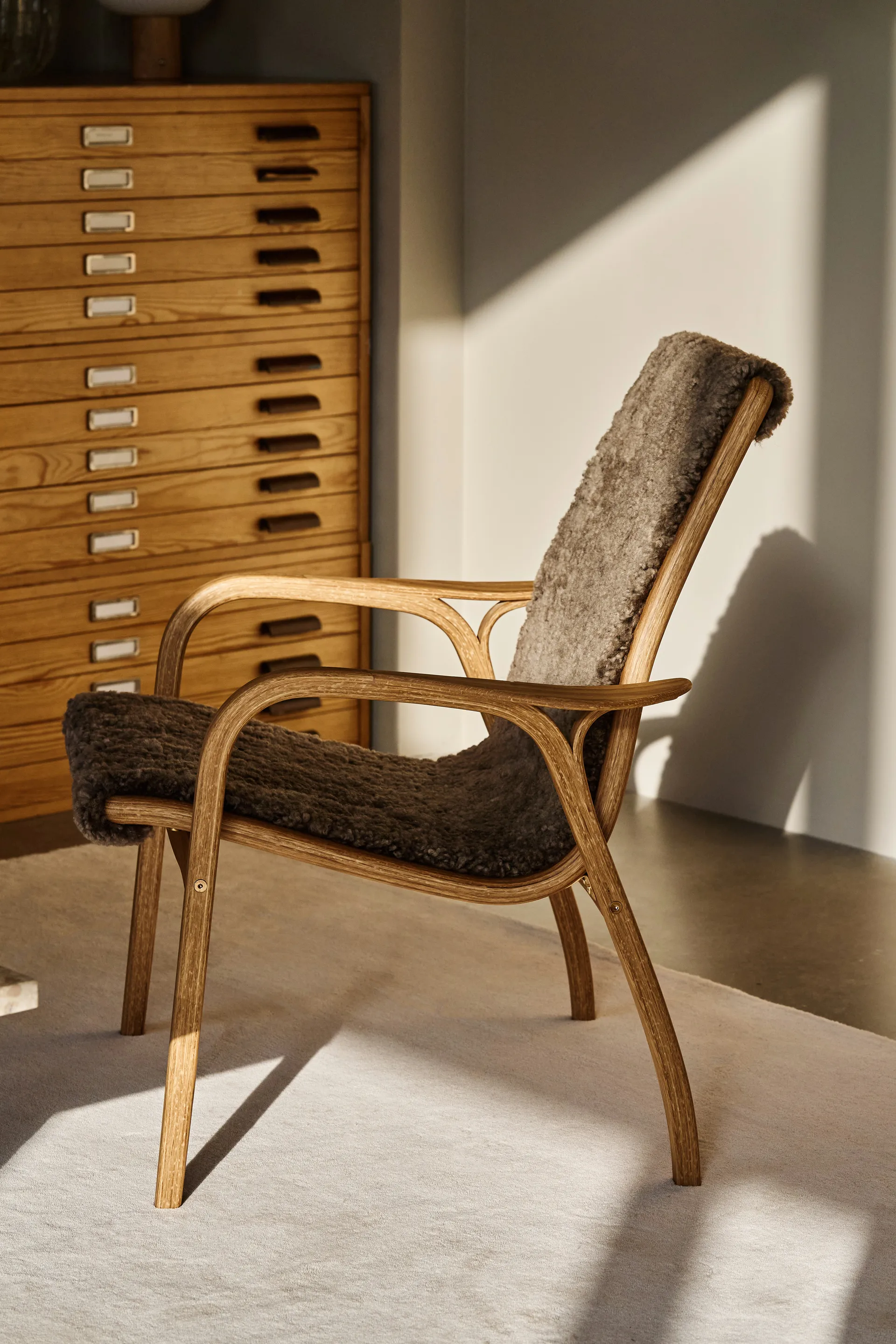 Fauteuil en chêne huilé/peau de mouton Laminett, Sahara (brun nougat) Swedese
