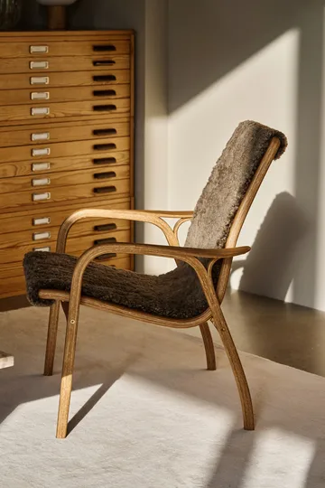 Fauteuil en chêne huilé/peau de mouton Laminett - Sahara (brun nougat) - Swedese