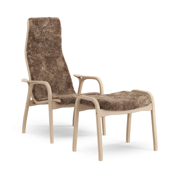 Fauteuil et repose-pieds en hêtre laqué/peau de mouton Lamino - Sahara (brun nougat) - Swedese