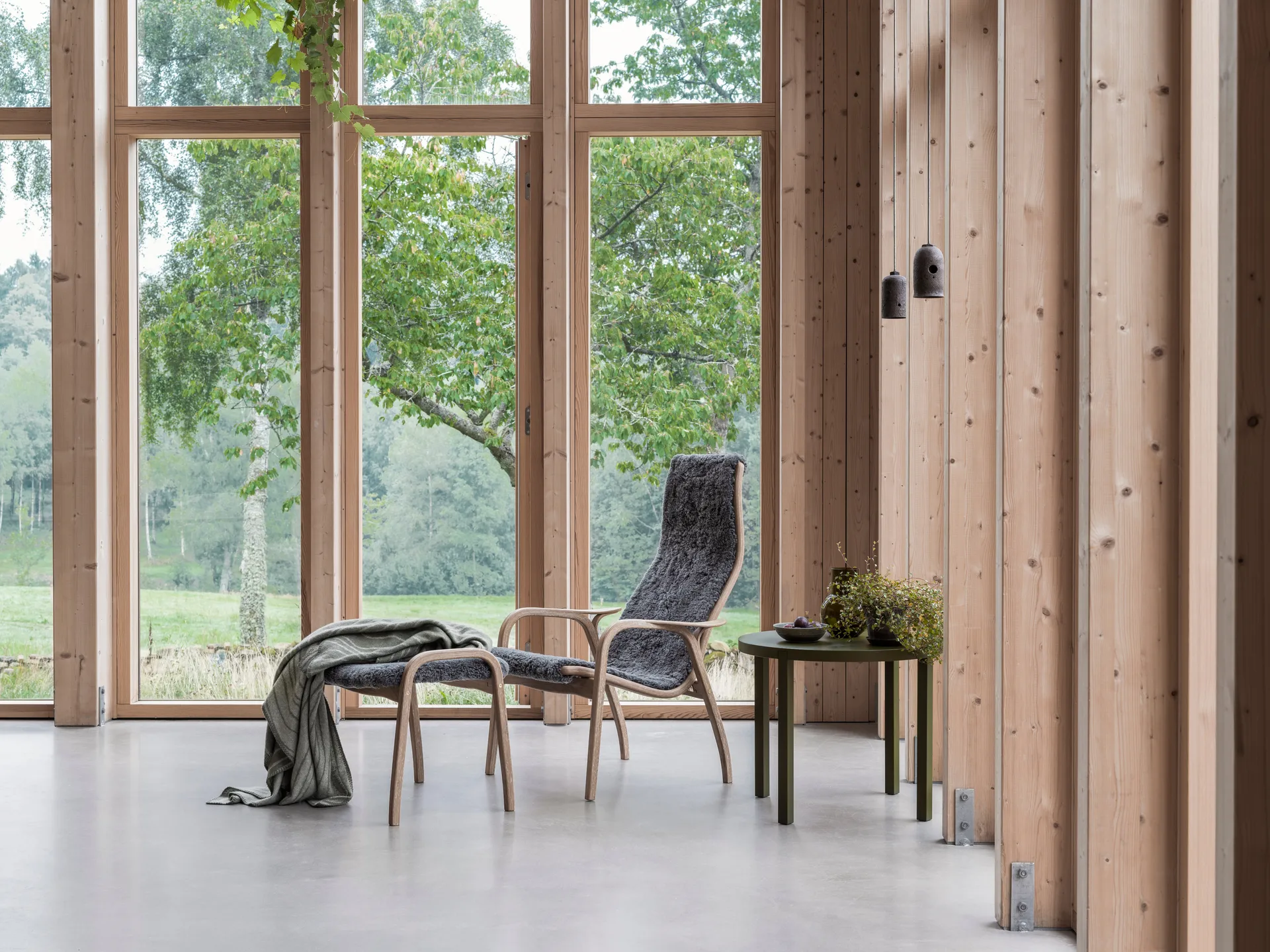 Fauteuil et repose-pieds Lamino chêne huilé/peau de mouton, Moonlight (beige) Swedese