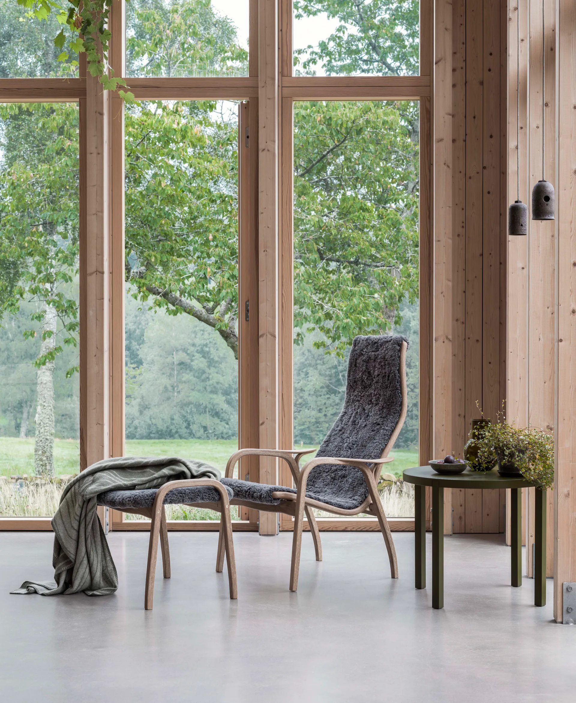 Fauteuil et repose-pieds Lamino chêne huilé/peau de mouton, Scandinavian Grey (gris) Swedese