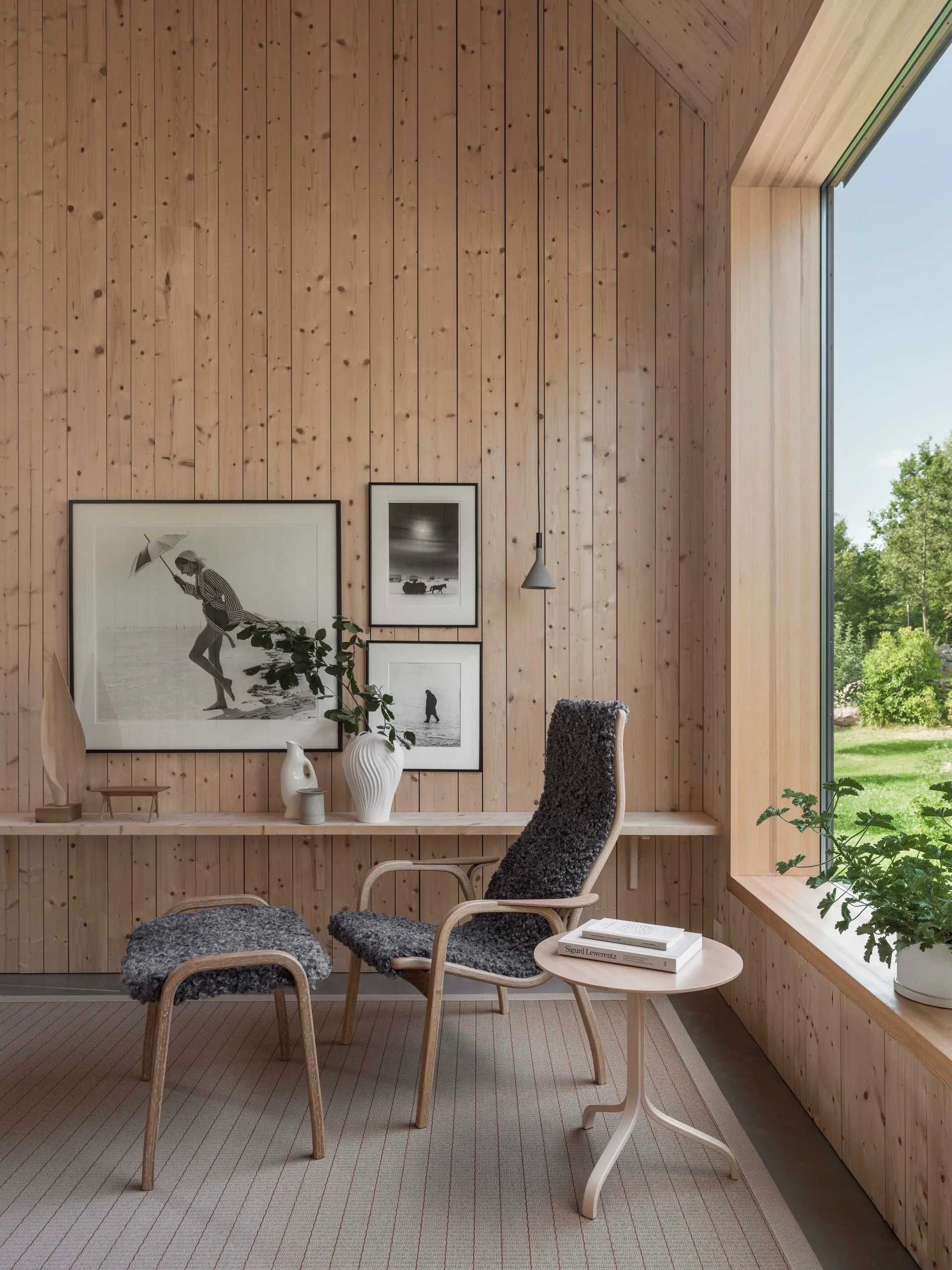 Fauteuil et repose-pieds Lamino chêne huilé/peau de mouton, Scandinavian Grey (gris) Swedese