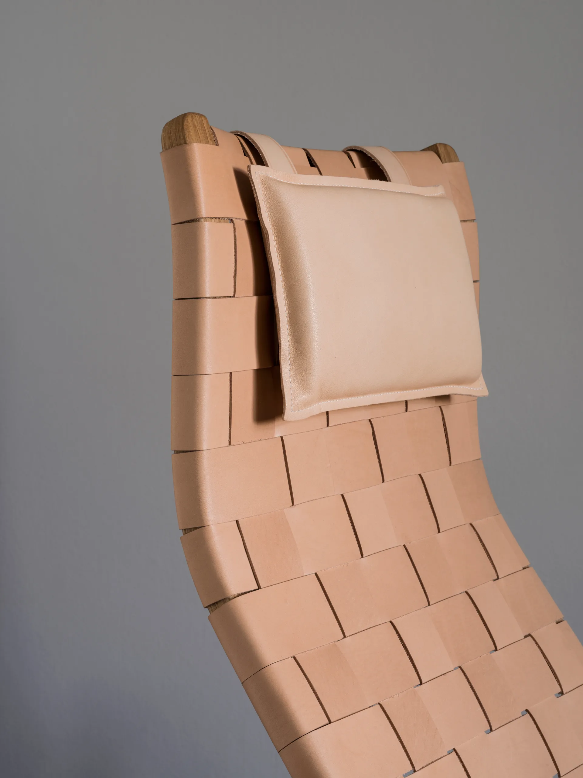 Fauteuil haut Primo avec repose-nuque chêne huilé, Bande en cuir brun-rouge Swedese