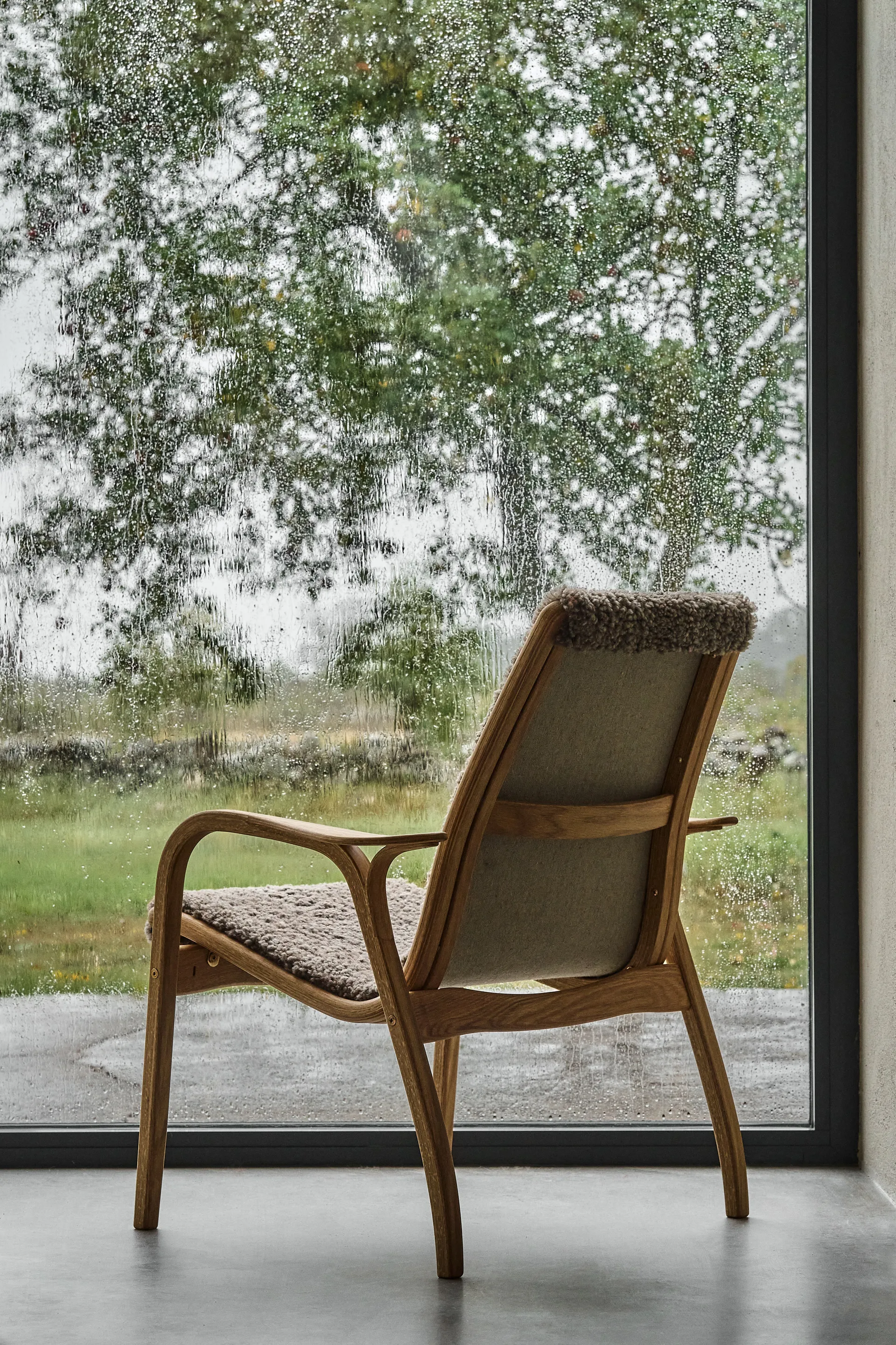 Fauteuil Laminett chêne huilé/peau de mouton, Sahara (marron nougat) Swedese