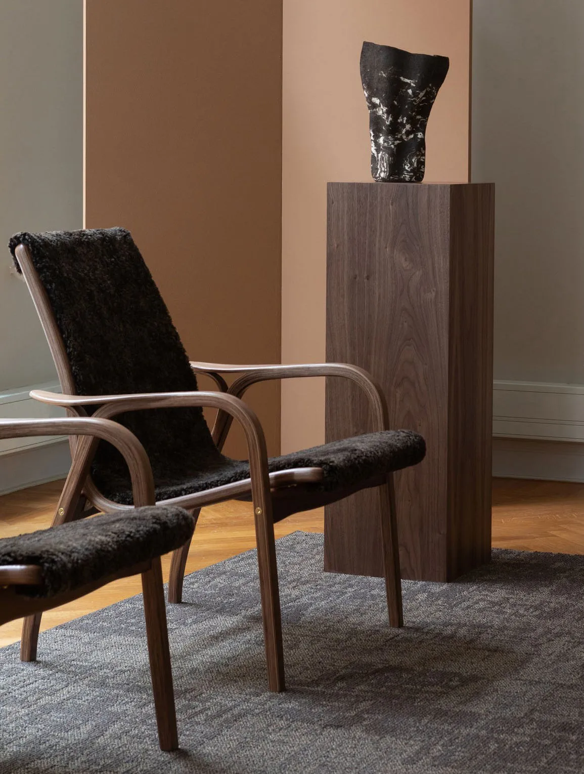 Fauteuil Laminett chêne pigmenté blanc/peau de mouton, Scandinavian Grey (gris) Swedese