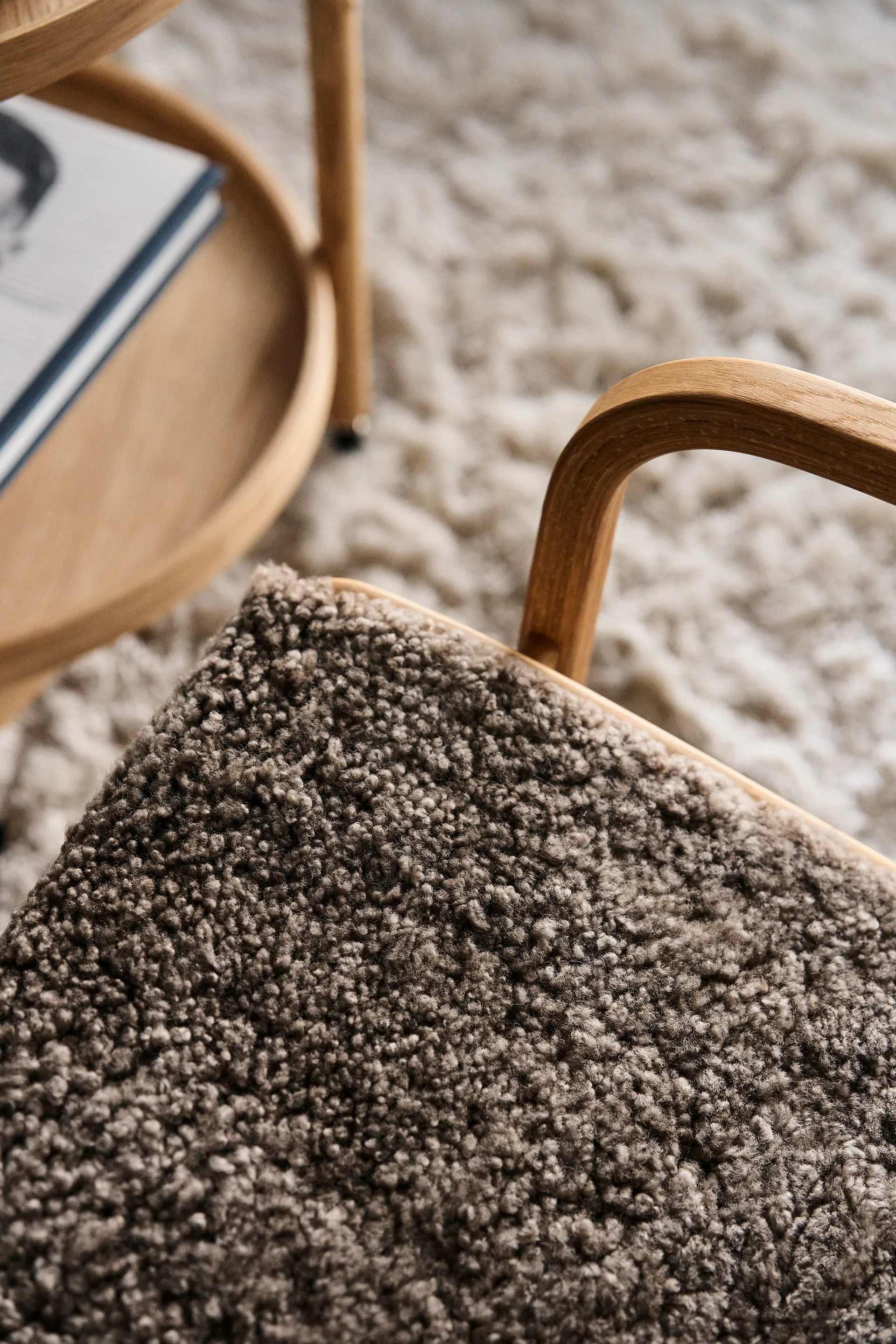 Fauteuil Lamino chêne huilé/peau de mouton, Sahara (marron nougat) Swedese