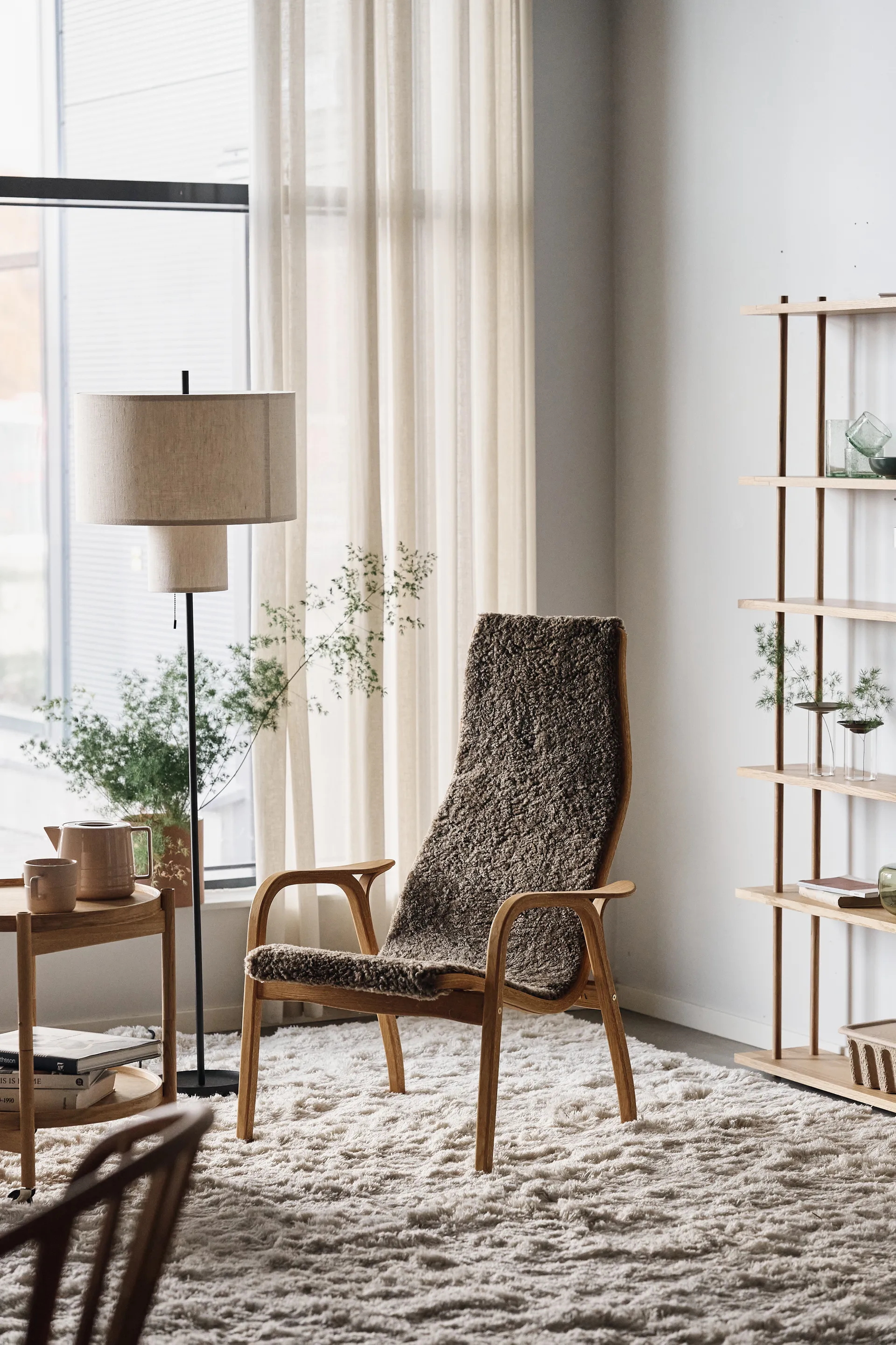 Fauteuil Lamino chêne huilé/peau de mouton, Sahara (marron nougat) Swedese